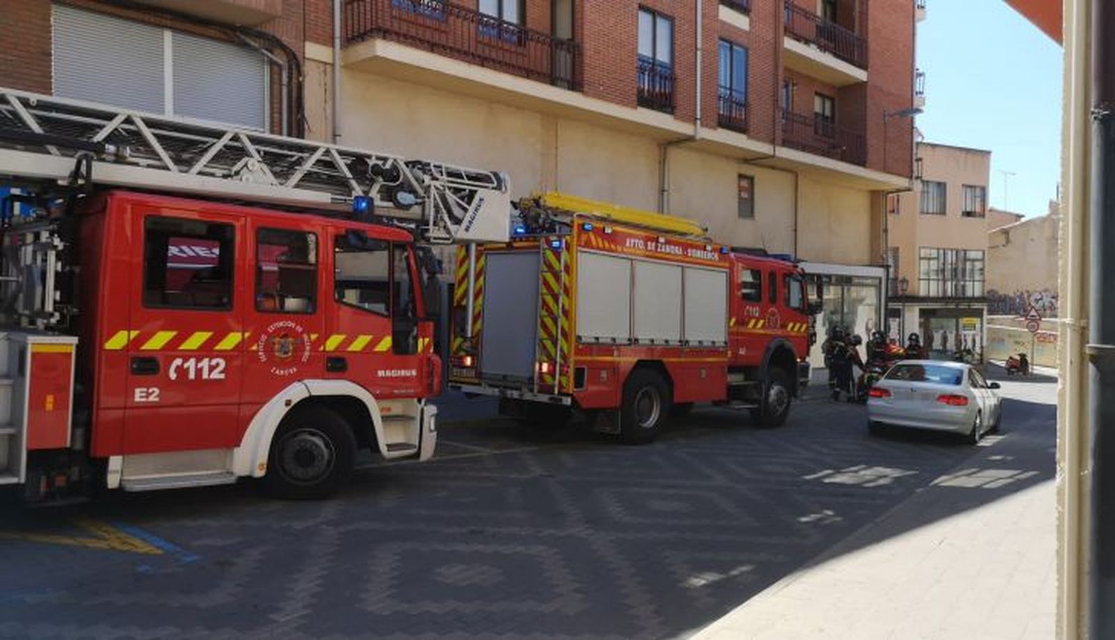 Los bomberos durante la intervención en la calle del Riego (3)