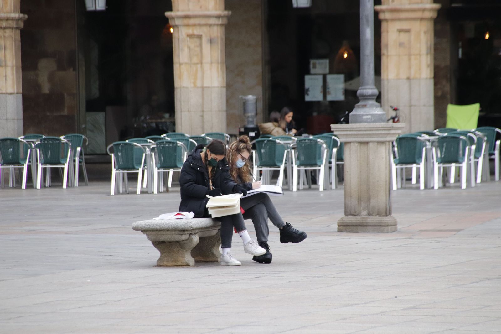 Gente estudiando en la Plaza Mayor