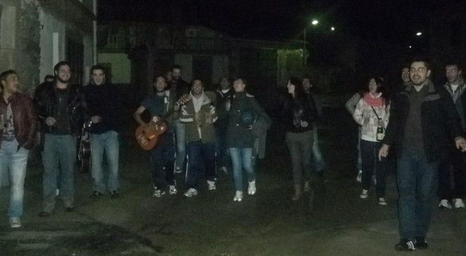 Los jóvenes animan la vigésimo séptima madrugada de protesta