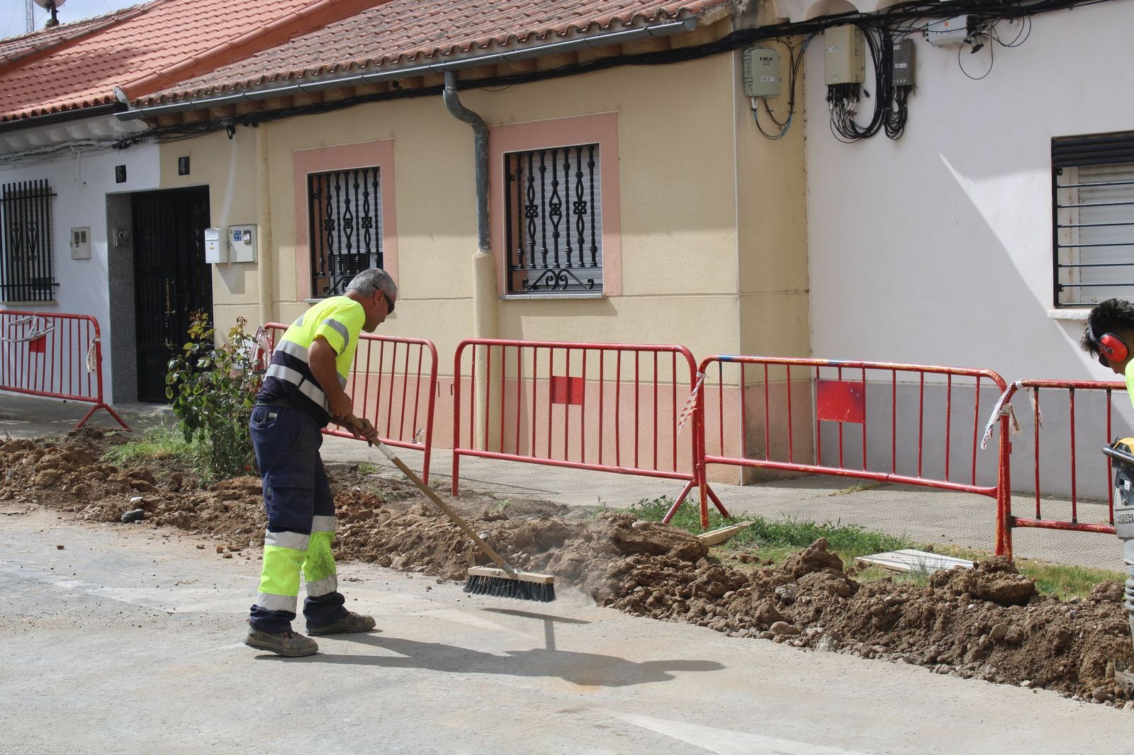 Carbayo visita las obras de la segunda fase de urbanización del barrio de La Vega