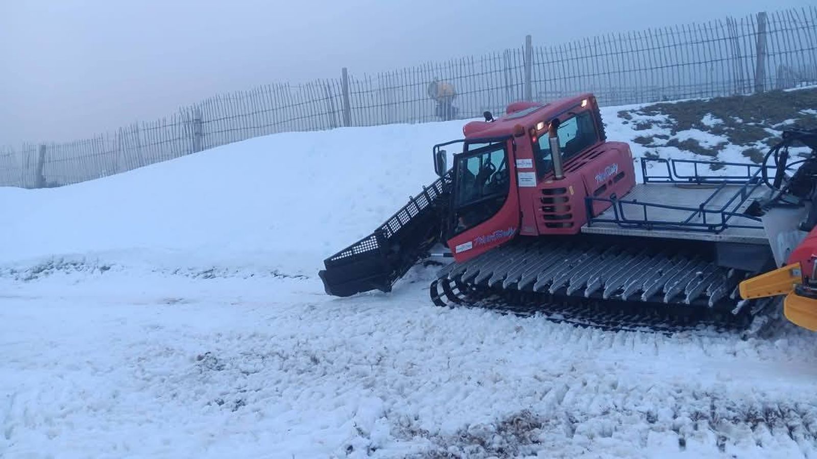 Recogiendo nieve en La Covatilla