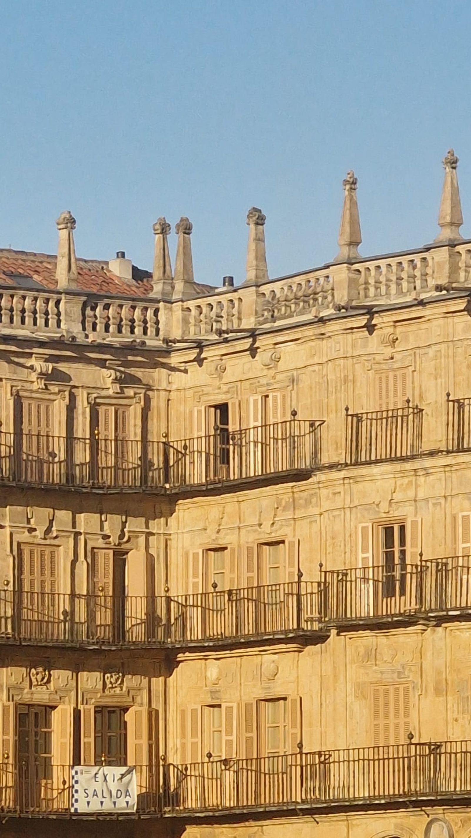 Un grupo de jóvenes accede a los tejados de la Plaza Mayor de Salamanca para hacerse una fotografía
