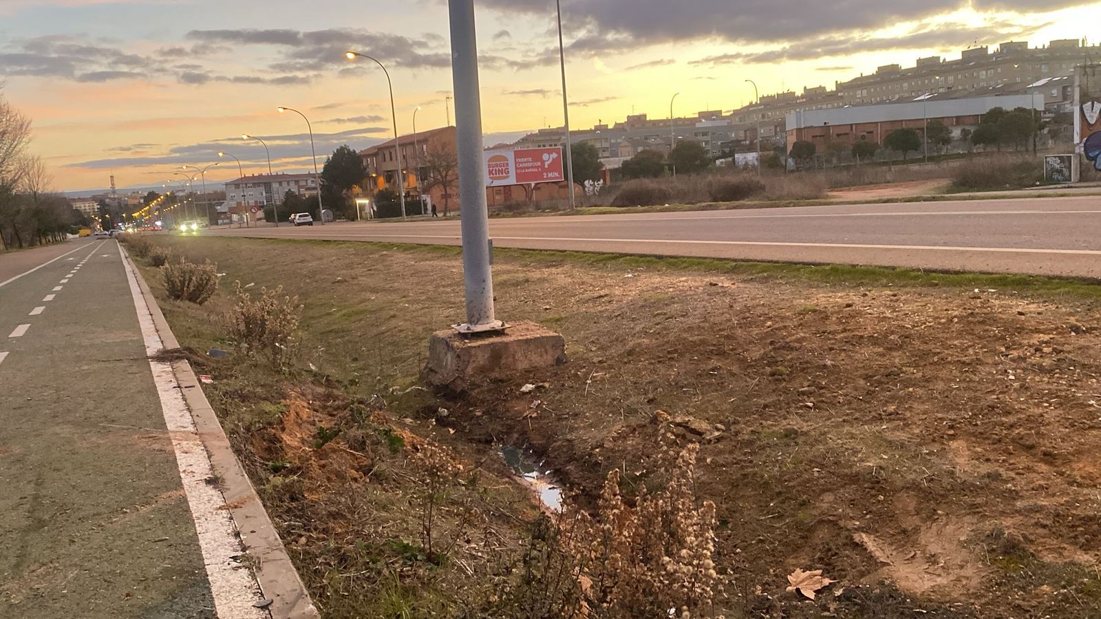 Farola en la que se ha estrellado un vehículo