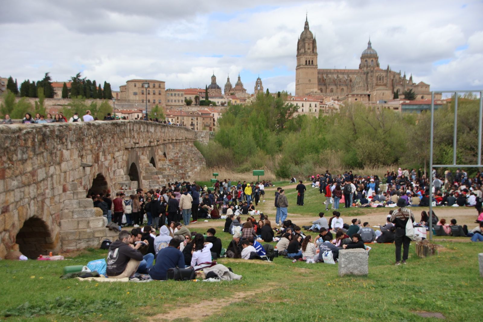 Un multitudinario Lunes de Aguas en Salamanca llena la ribera del Tormes