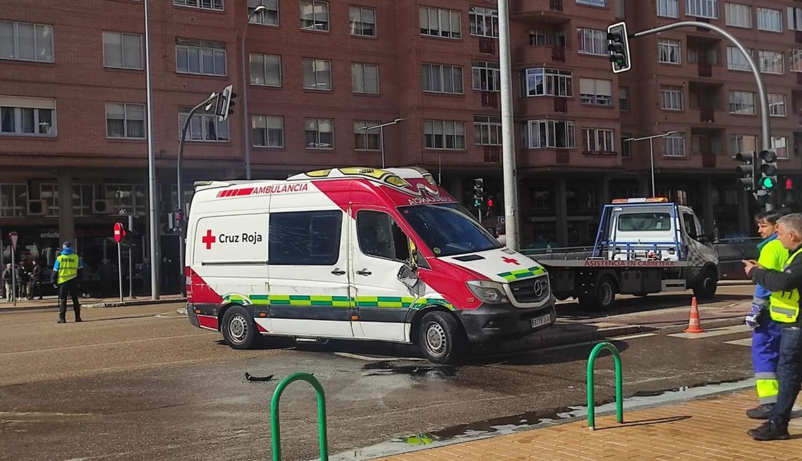 Ambulancia volcada en la avenida de las Tres Cruces en Zamora. Foto ZAMORA24HORAS.COM