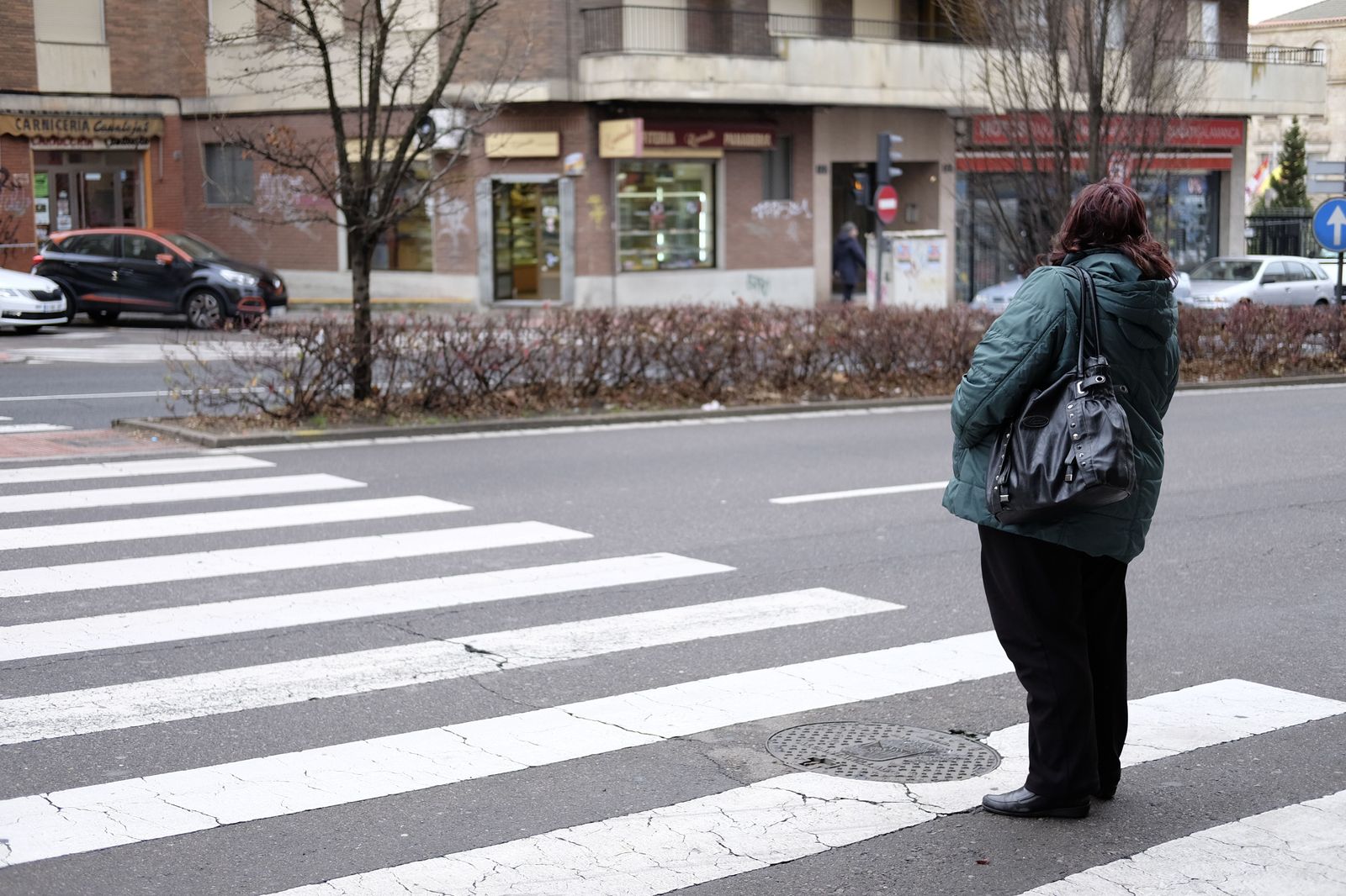 Persona mujer paso de cebra paso de peatones