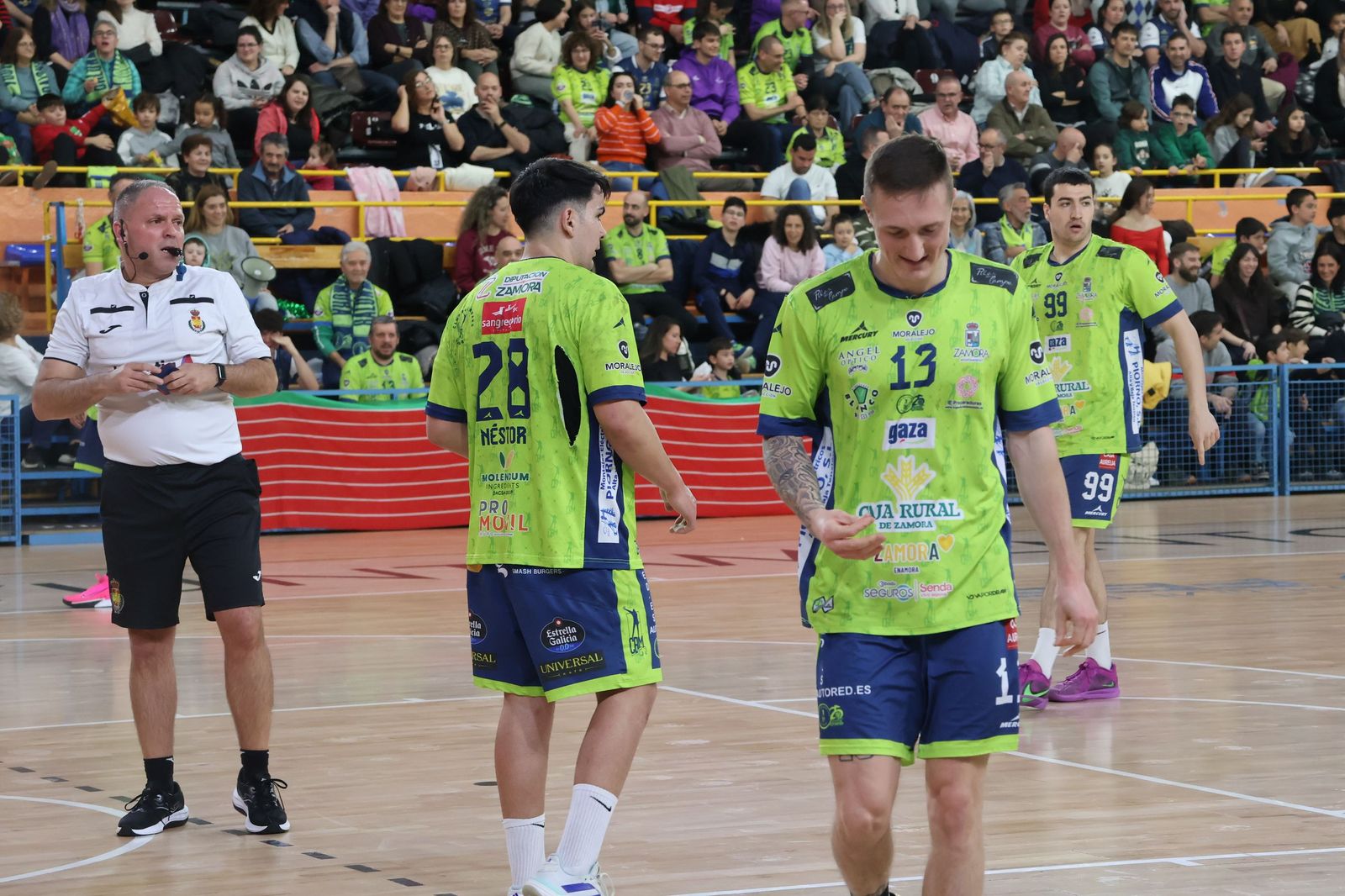 Instante del apasionante duelo entre el Balonmano Zamora y el Ciudad de Santander