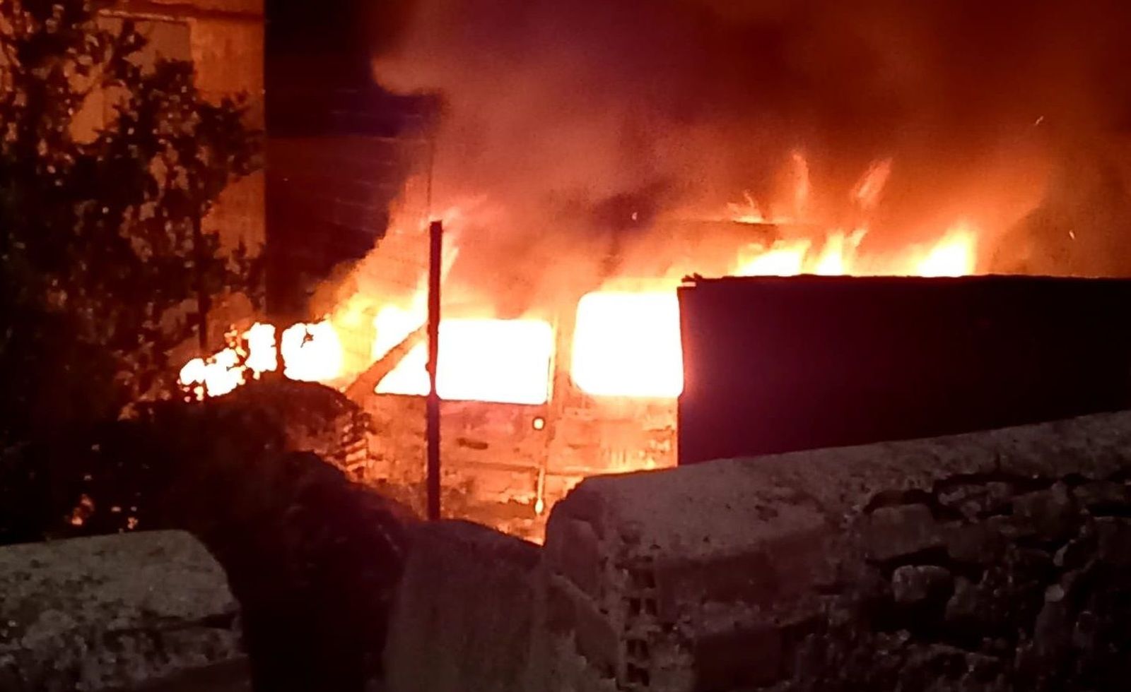 incendio-de-una-furgoneta-que-trasportaba-perros-en-monleras-2