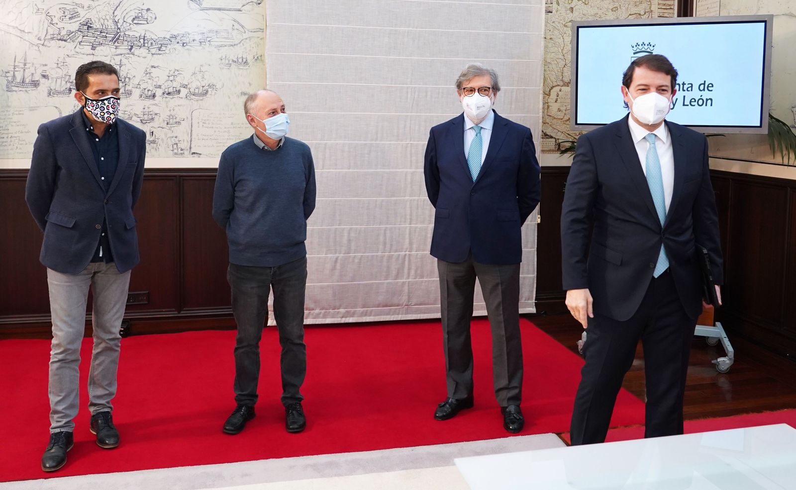 Alfonso Fernández Mañueco con los representantes de los sindicatos | Agencia ICAL