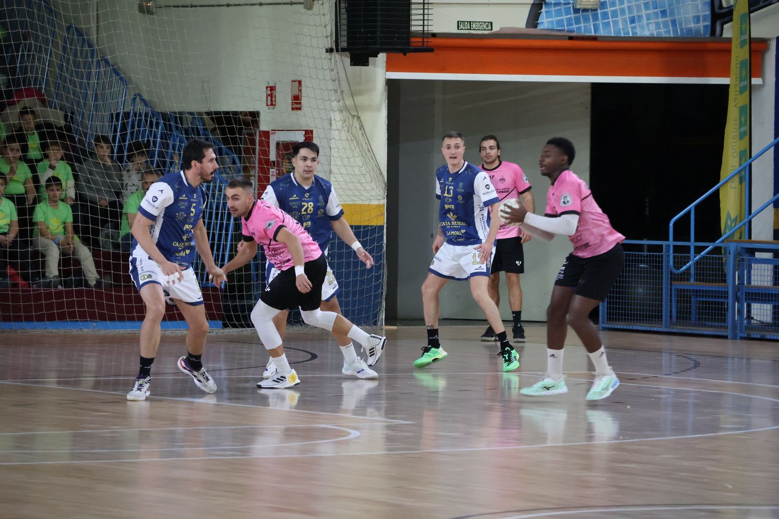 GALERÍA | El BM Zamora se juega consolidar el liderazgo frente a los asturianos del Auto-Center Principado Vetusta