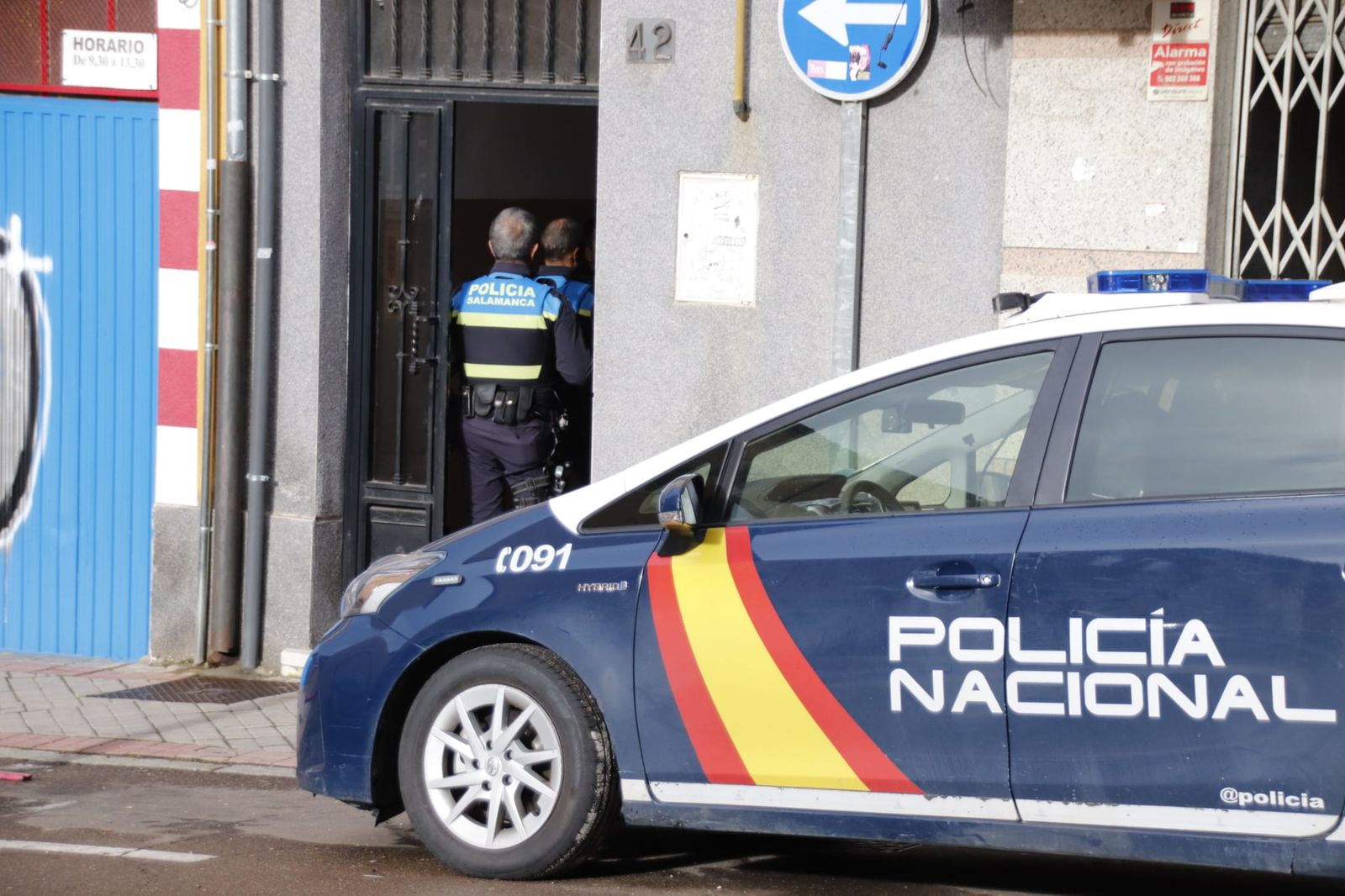 Policía Nacional y Local en una vivienda de Salamanca. Foto Andrea M.