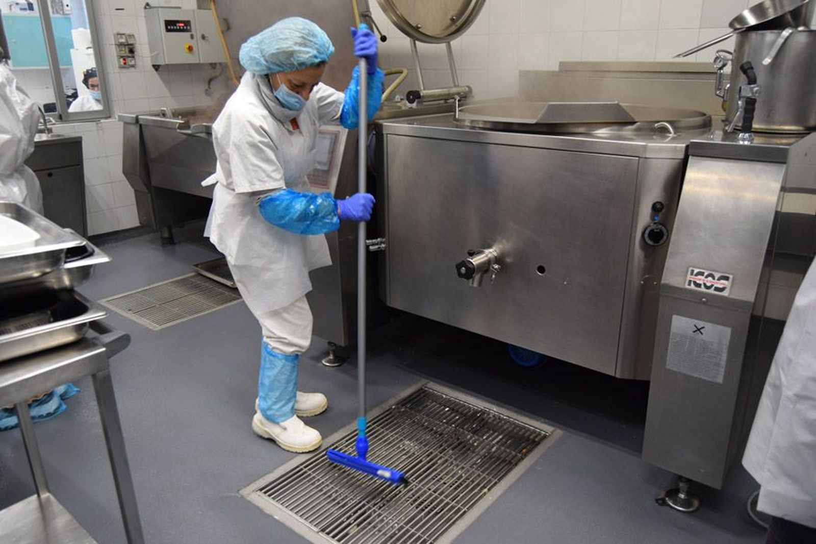 la-delegada-territorial-leticia-garcia-visita-la-cocina-de-linea-fria-del-complejo-asistencial-de-zamora-tras-las-obras-de-mejora-67