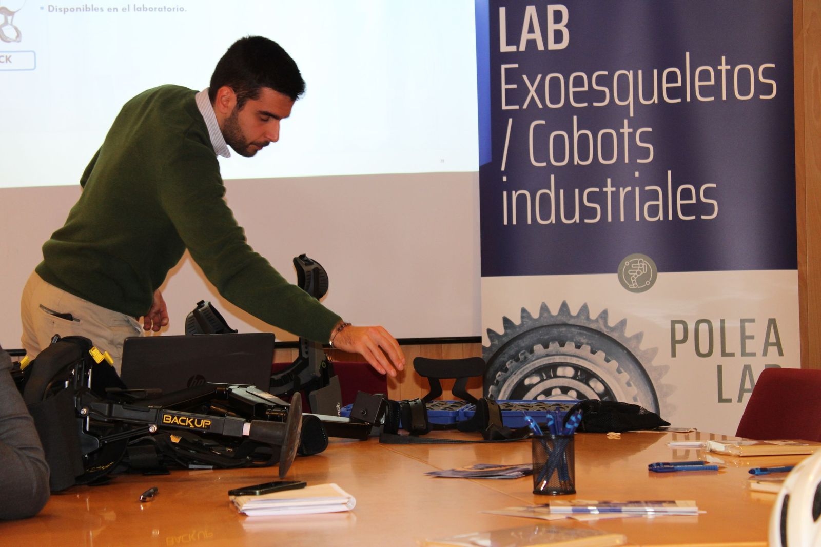 Demostración del funcionamiento de exoesqueletos industriales