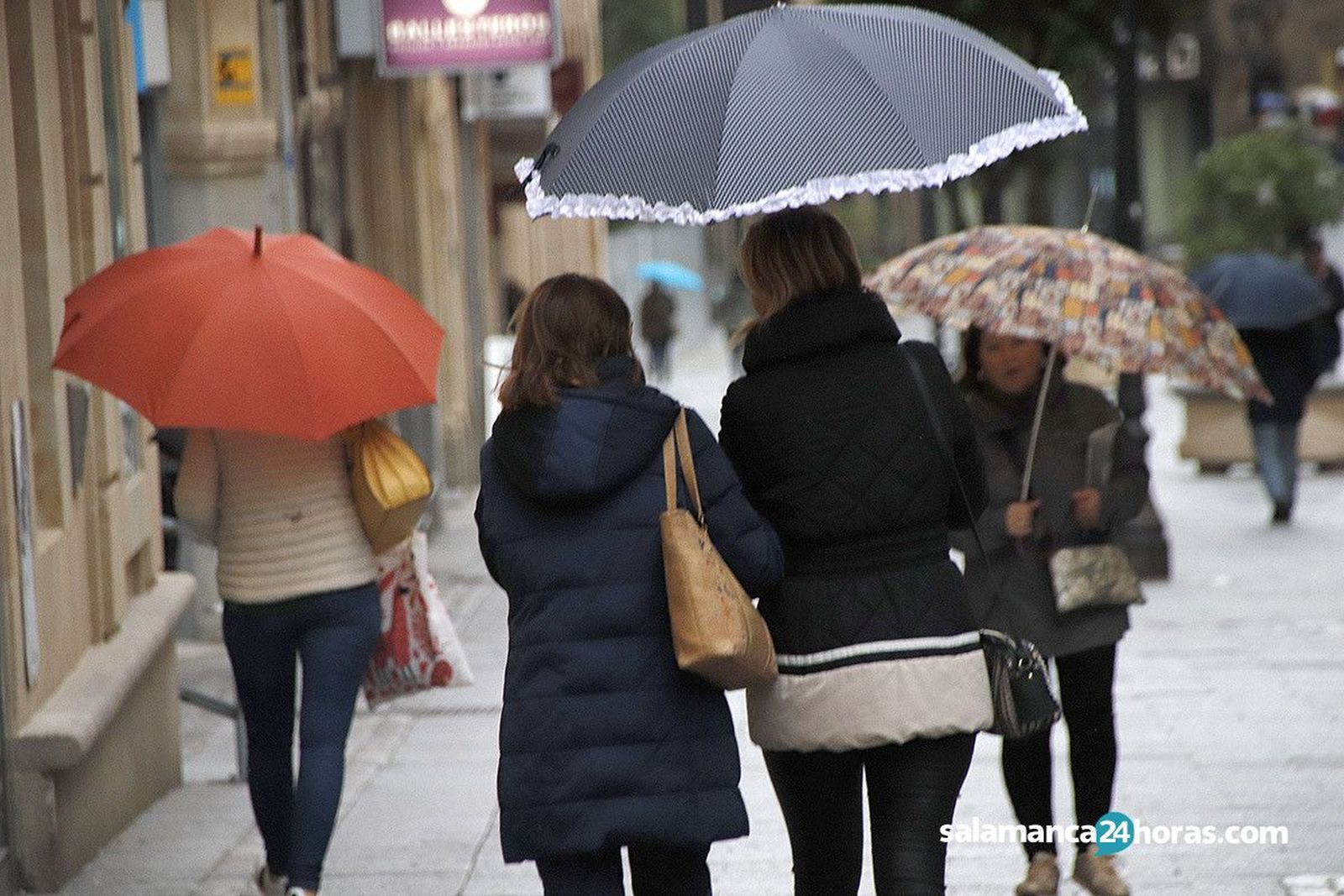 GENTE CON ABRIGO PARAGUAS LLUVIA 0