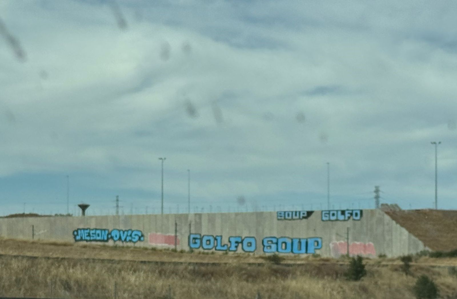 Aparecen grafitis de grandes dimensiones cerca de la rotonda de Buenos Aires