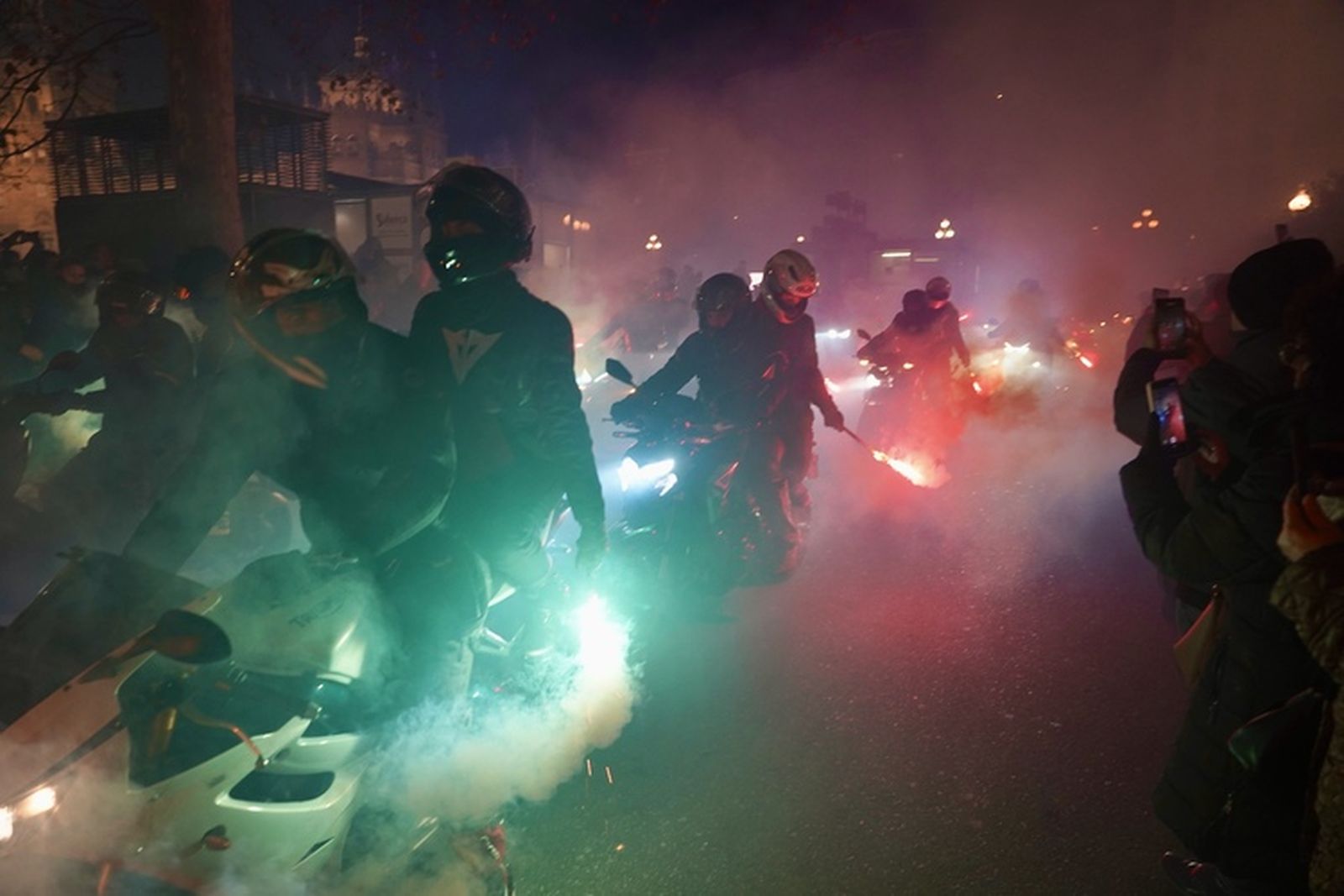 Miriam Chacón / ICAL . Desfile de antorchas de la Concentración Motorista Invernal Pingüinos 2026 en homenaje a los motoristas fallecidos.