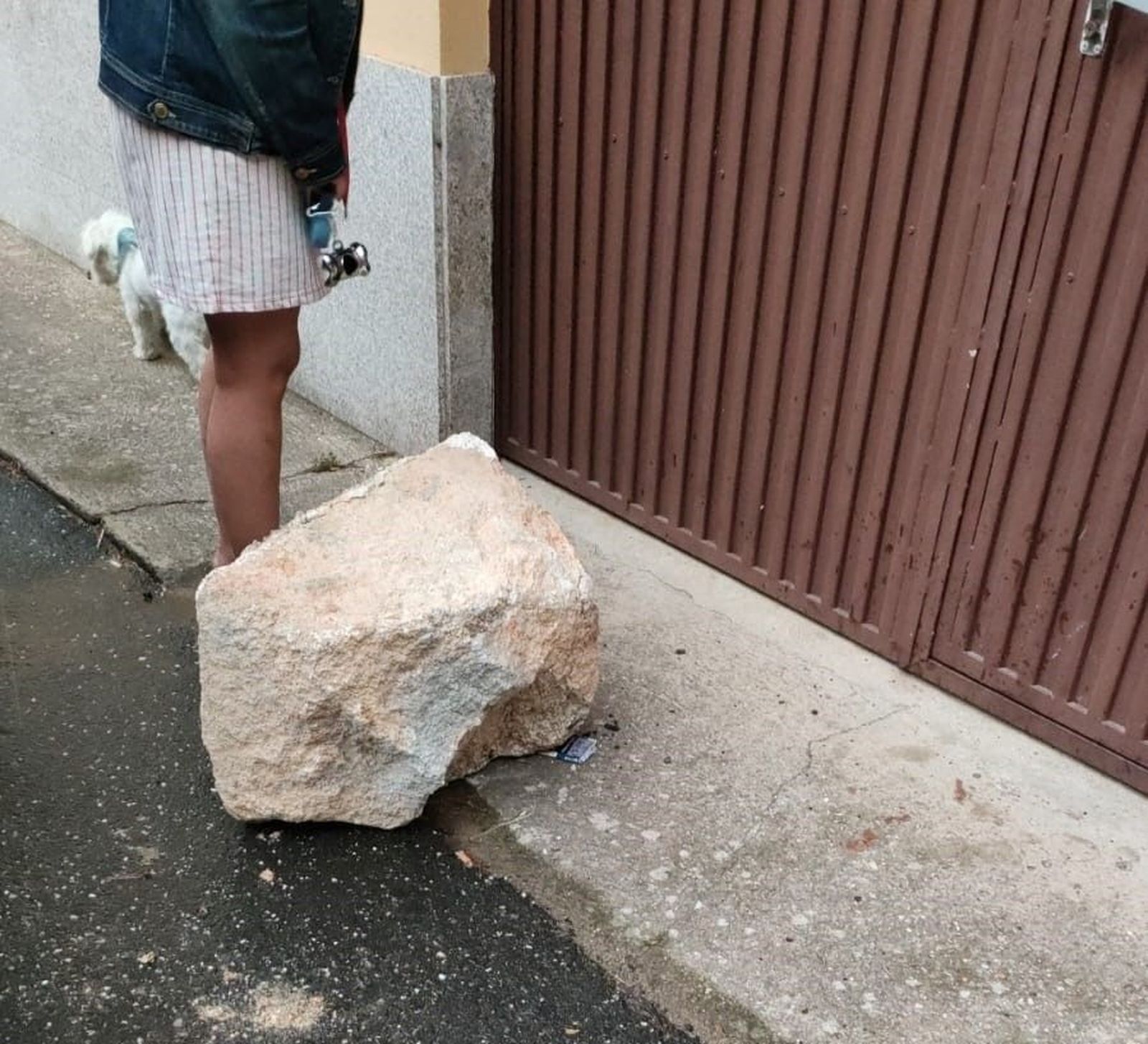 Piedra caída en el suelo