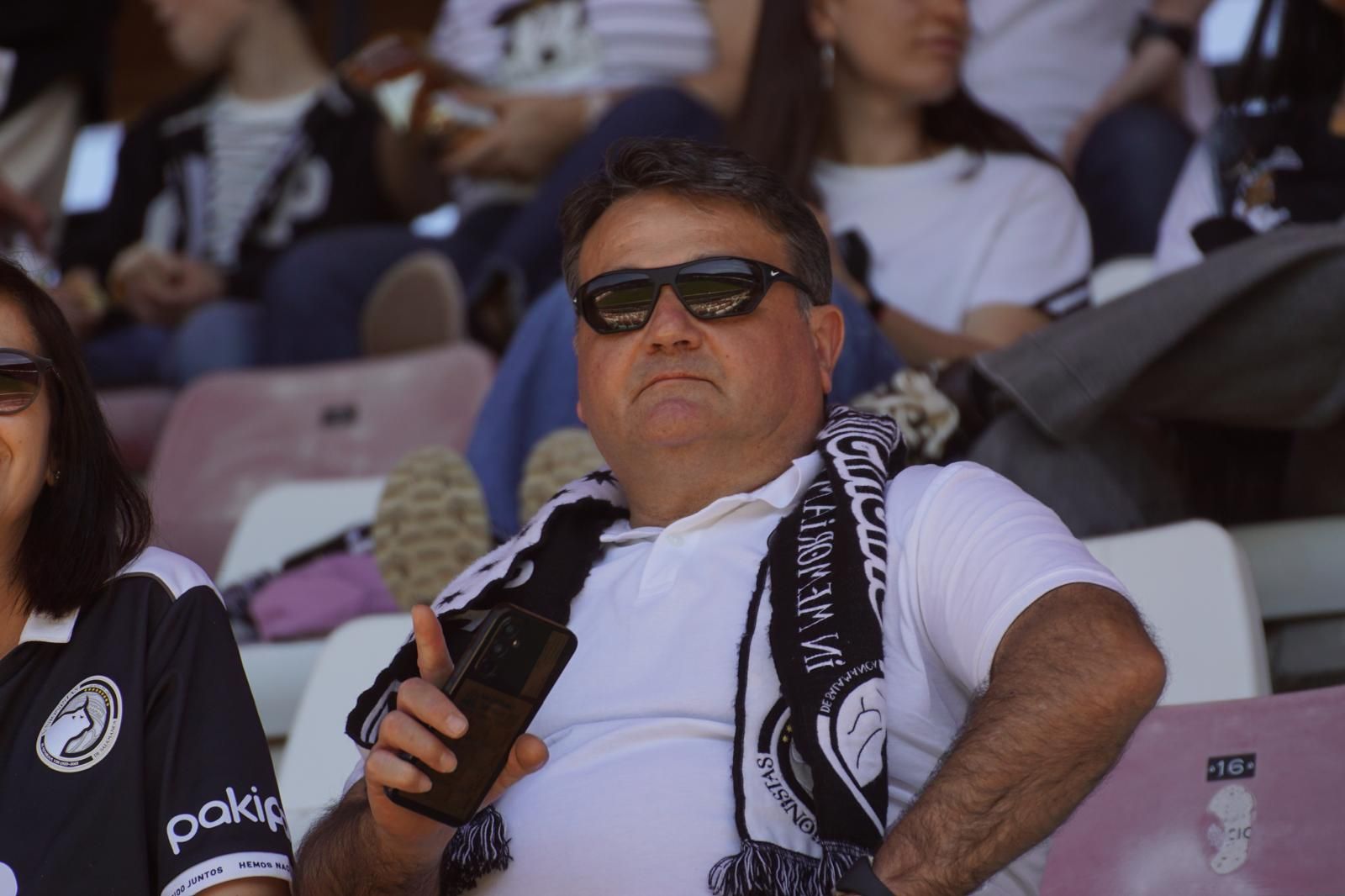 Gran ambiente en la grada para ver el partido entre Zamora - Unionistas en el Estadio Ruta de la Plata