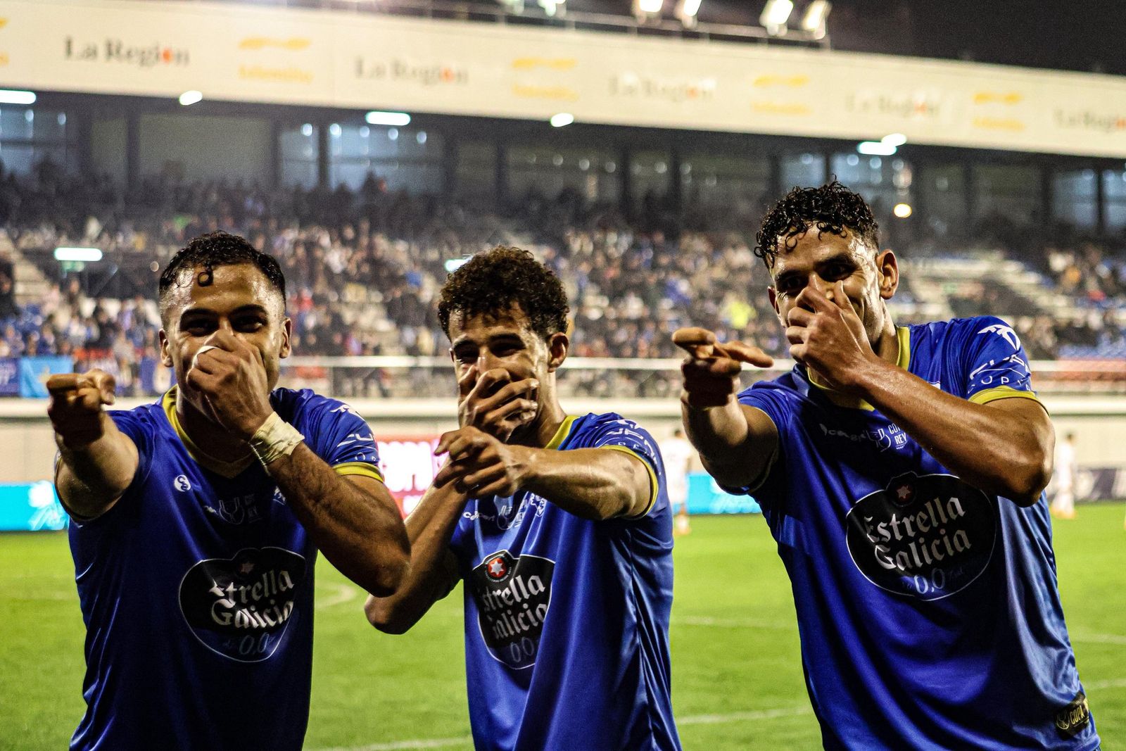 Los jugadores del Ourense CF celebran un gol al Real Oviedo