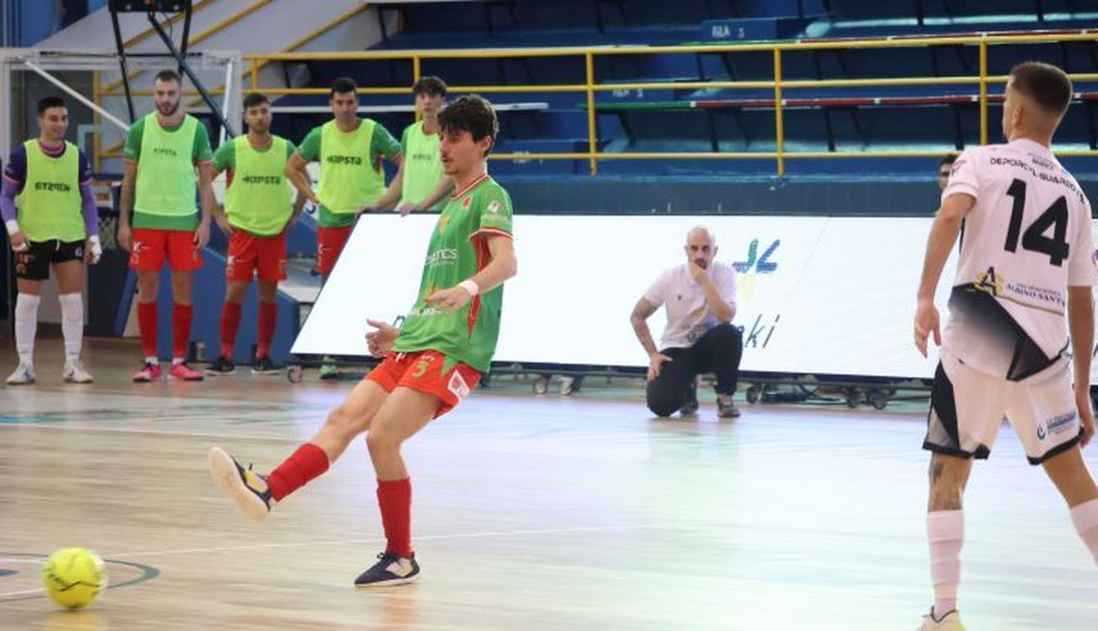 Una jugada en el partido del Intersala Zamora Deporcyl Guardo FS