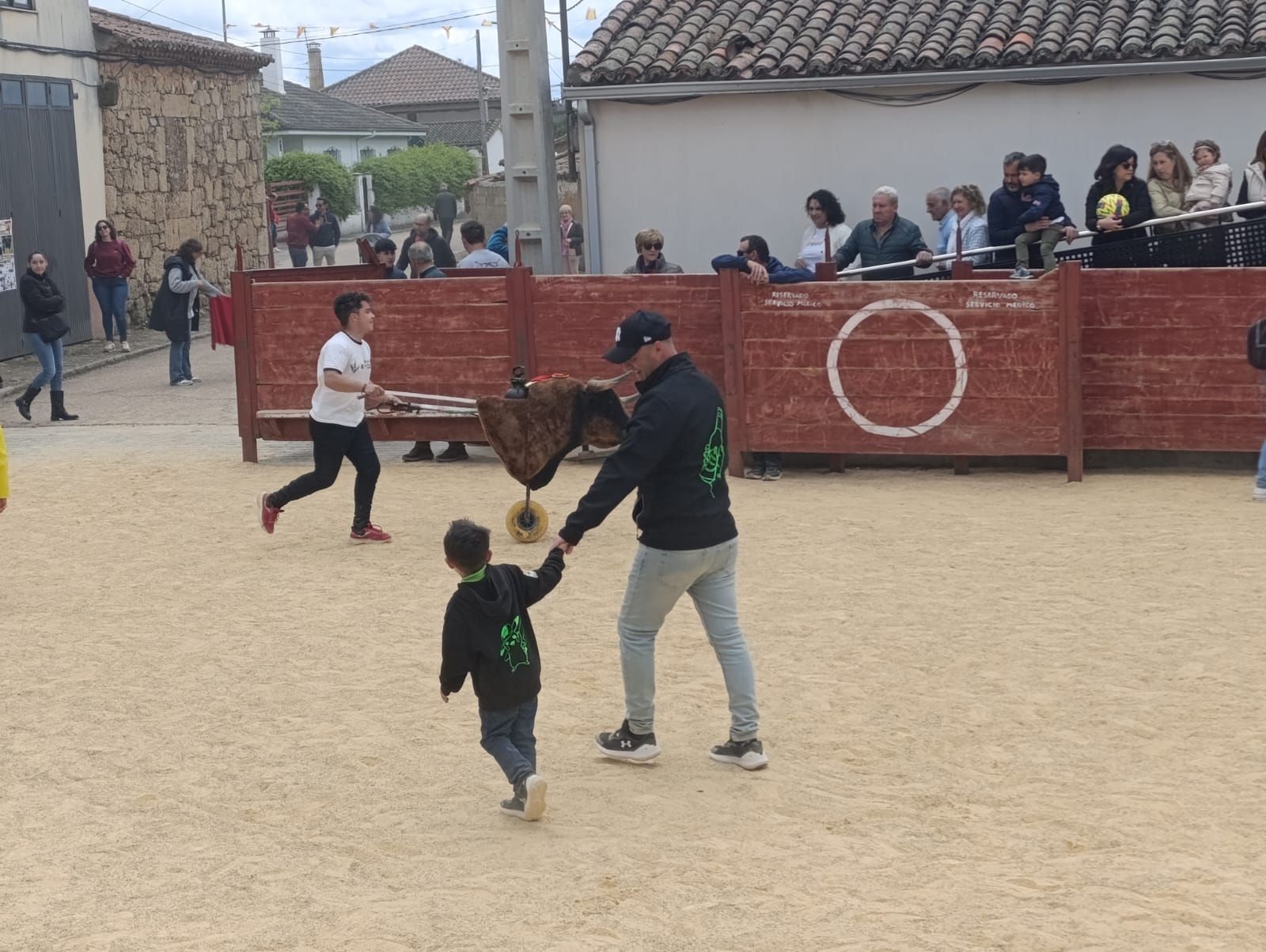 Cabrillas sigue con sus fiestas en honor a San Isidro con un encierro infantil y paella