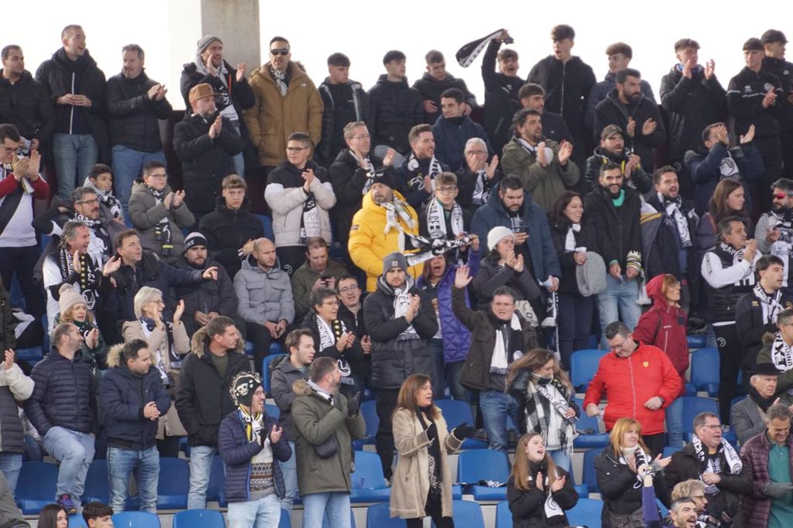 ambiente-en-las-gradas-en-el-partido-de-copa-del-rey-unionistas-sporting-de-gijon-5