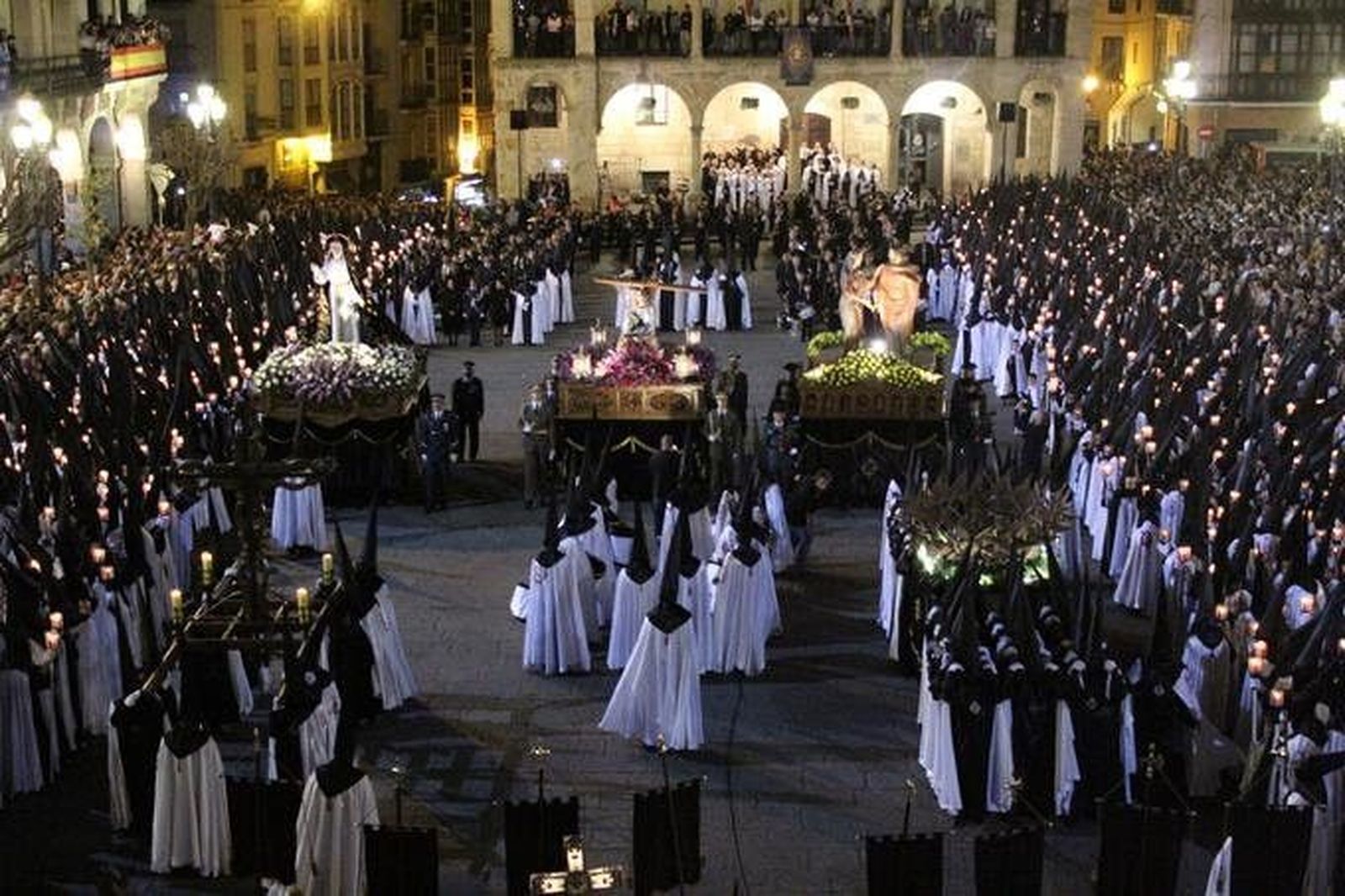 La Hermandad de Jesús en su Tercera Caída desfila en su 75 aniversario