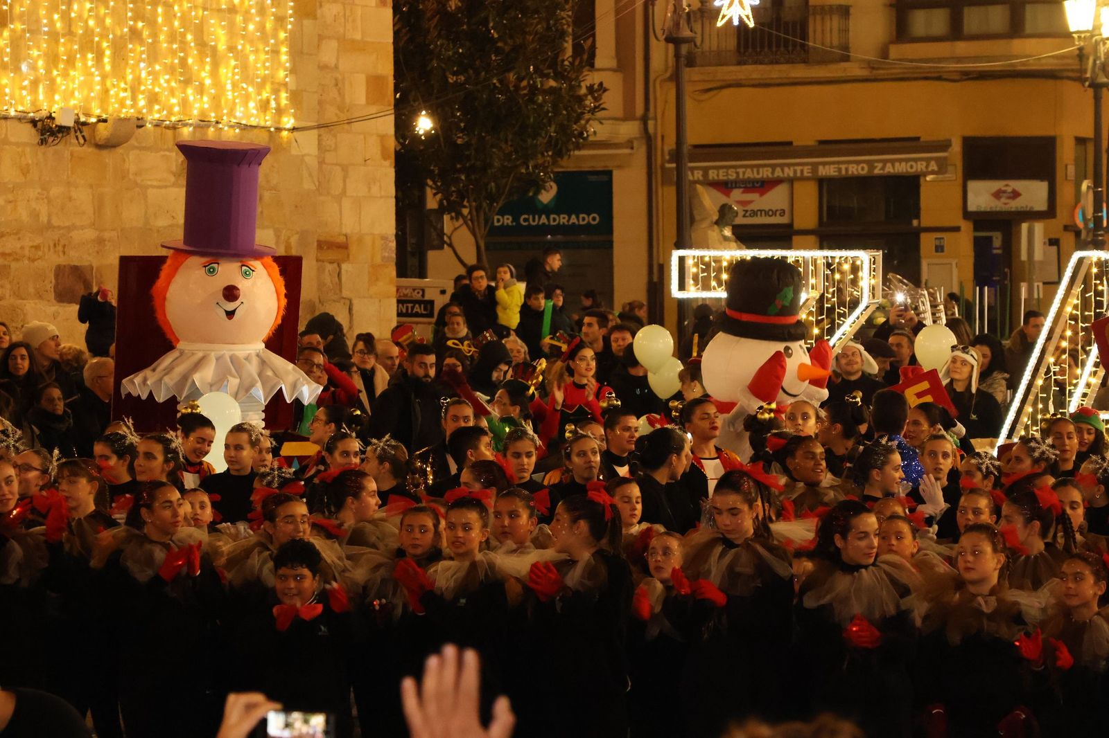 GALERÍA | El animado pasacalles de Escena por el centro de Zamora, en imágenes