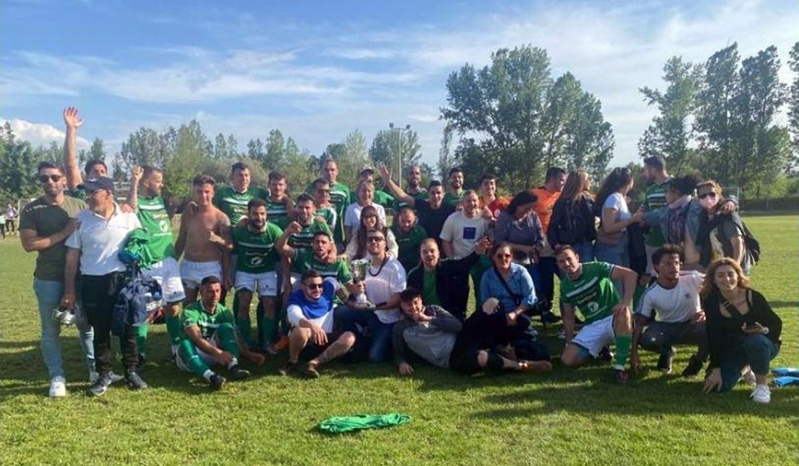 El CD Coreses celebra el título de liga