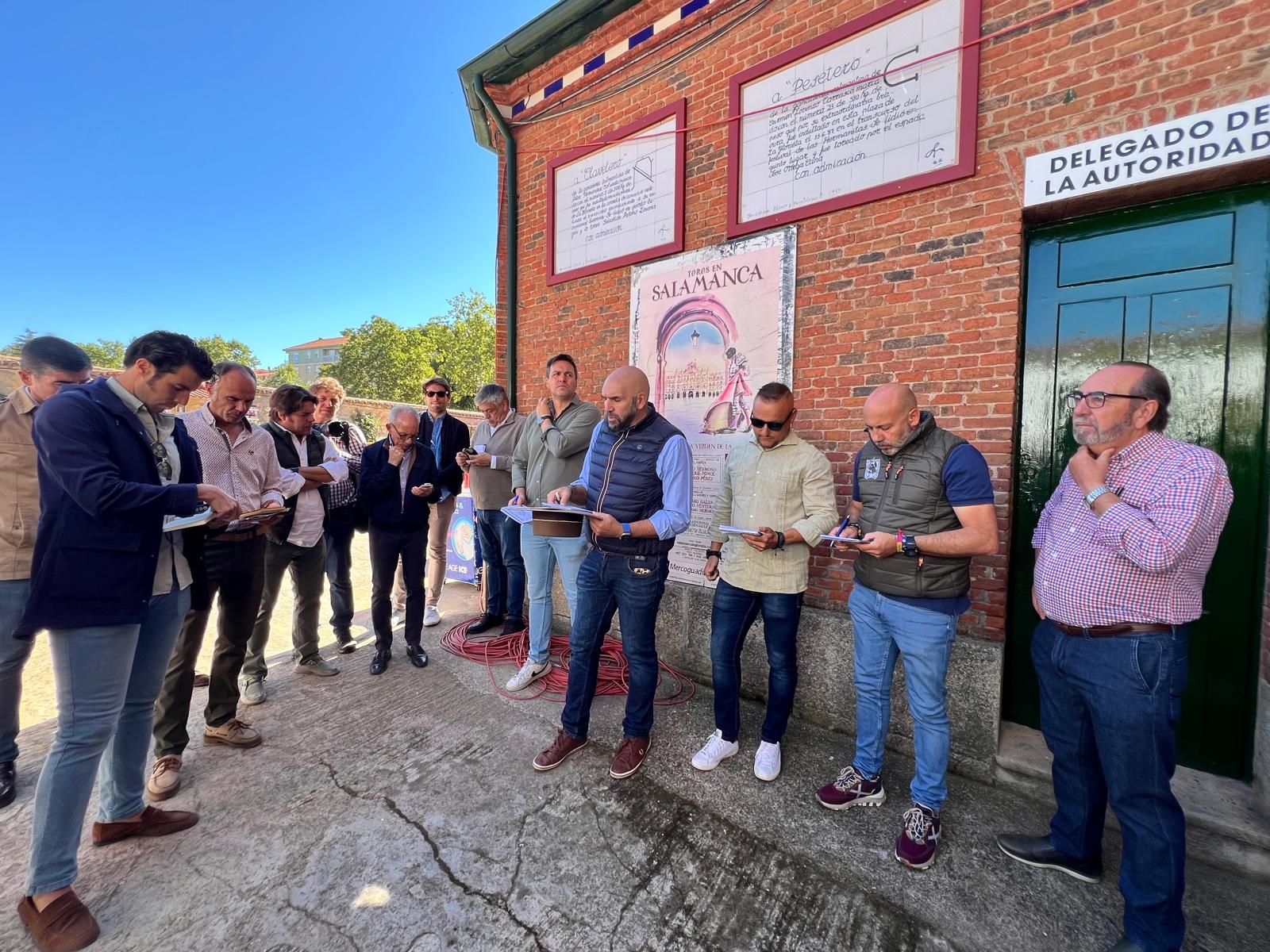 ambiente-durante-el-sorteo-de-los-toros-del-vellosino-en-la-glorieta-domingo-15-de-septiembre-de-2024-fotos-s24h-28