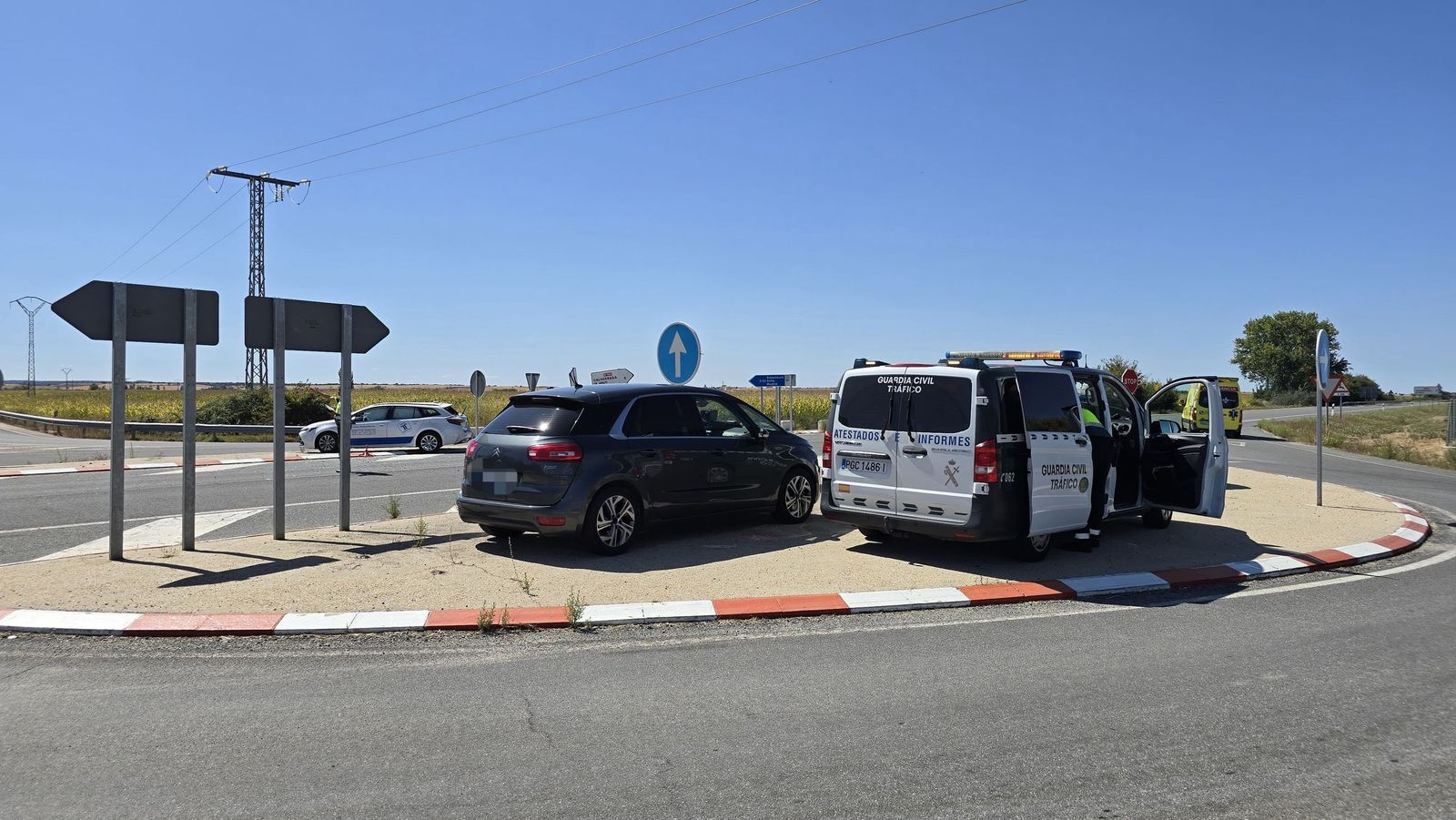 Colisión de un coche y un bus de Avanza en Machacón