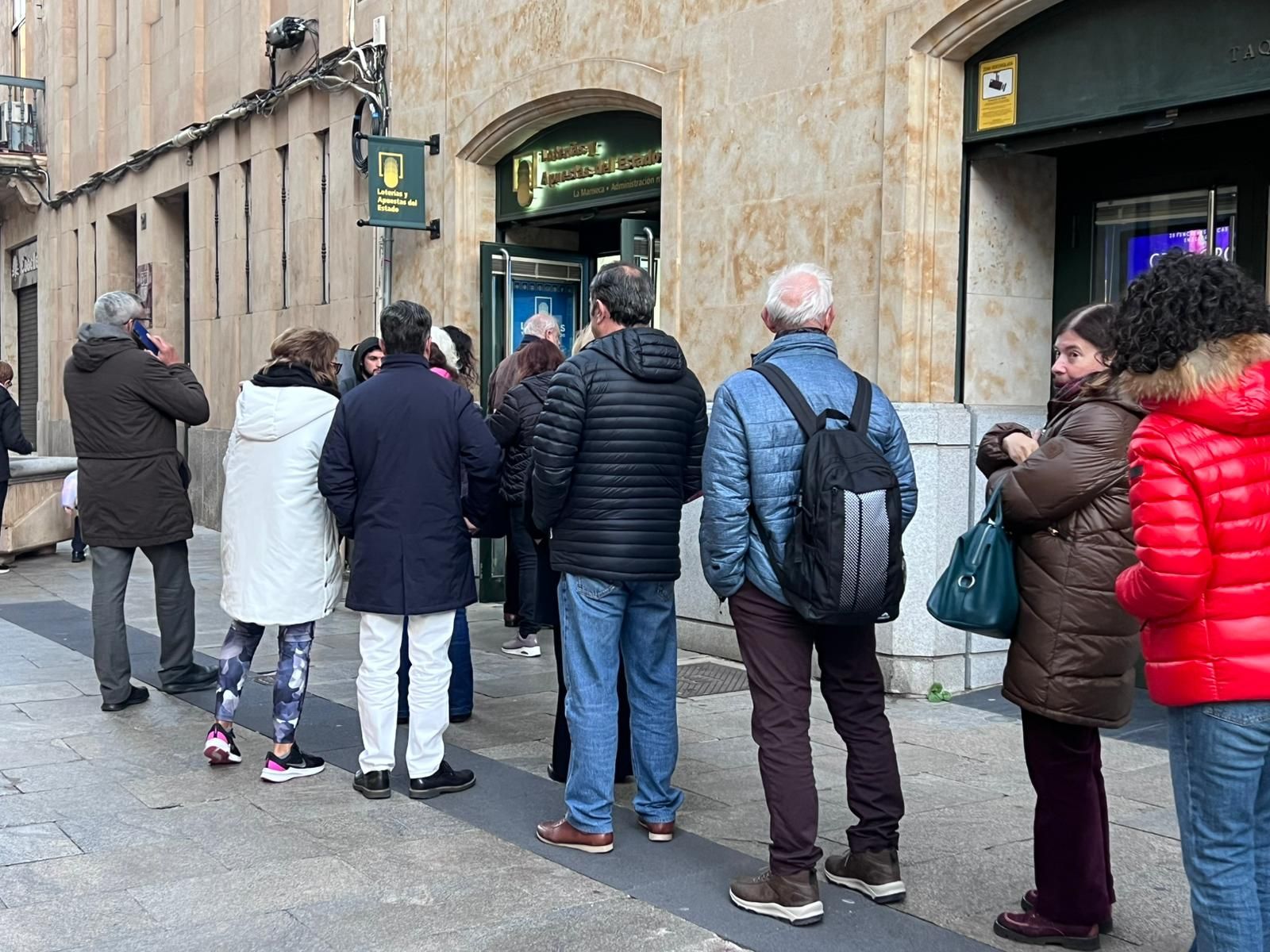 Largas colas en Salamanca por la ilusión ilusión navideña del número de la Lotería de la USAL