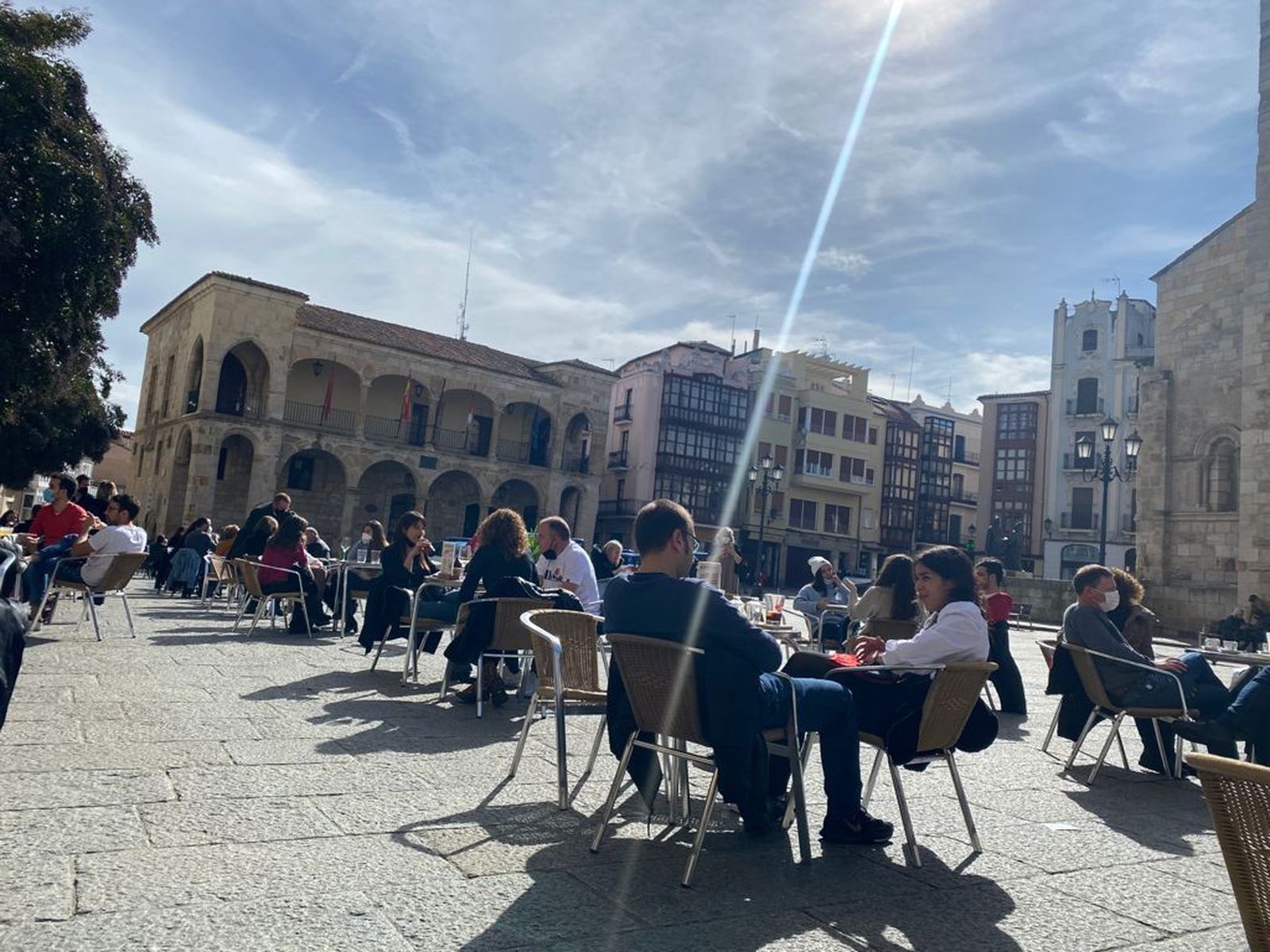 Zamoranos disfrutando de las terrazas.