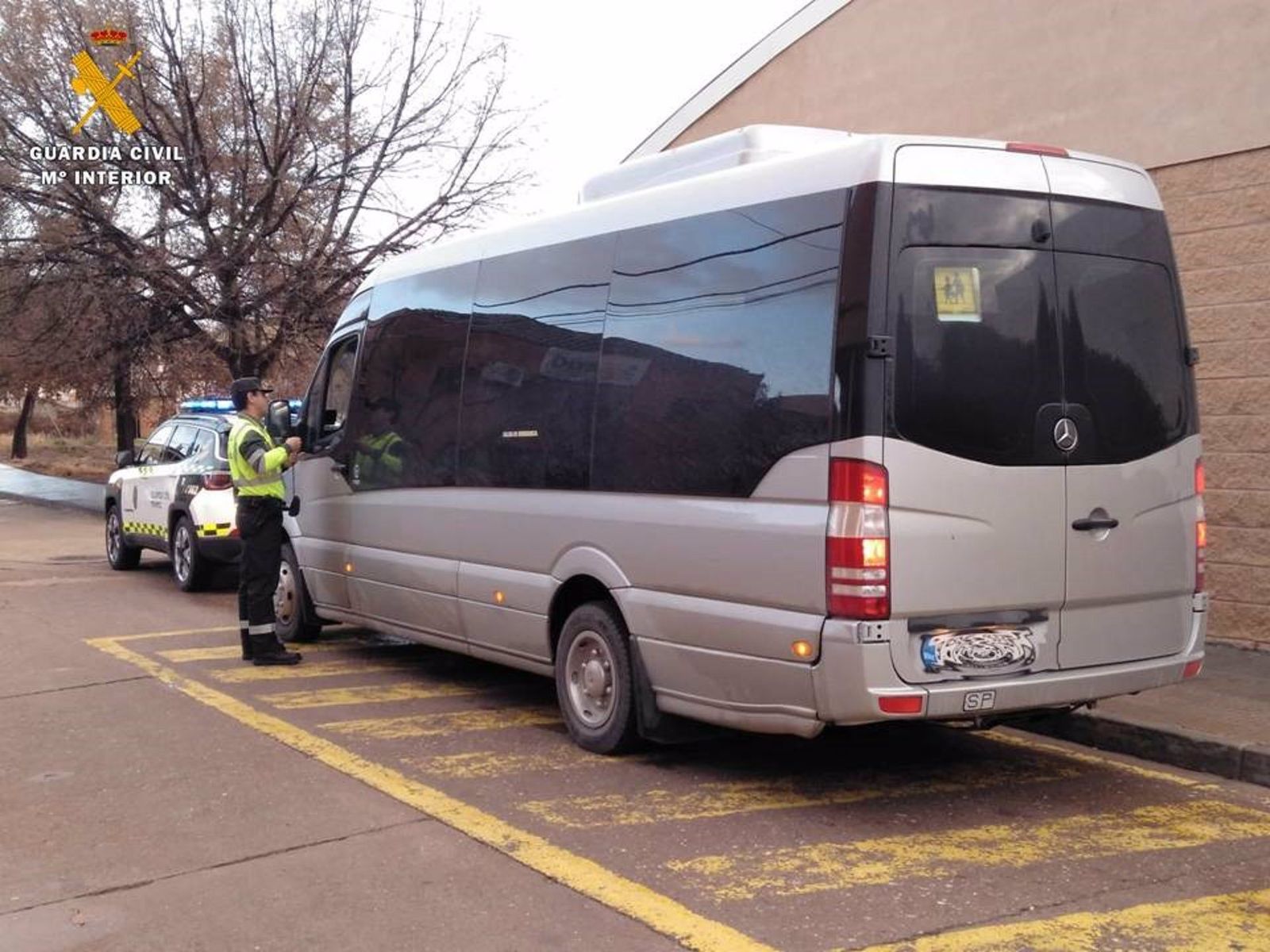 Inspección de autocares dedicados al transporte escolar   GUARDIA CIVIL   Archivo