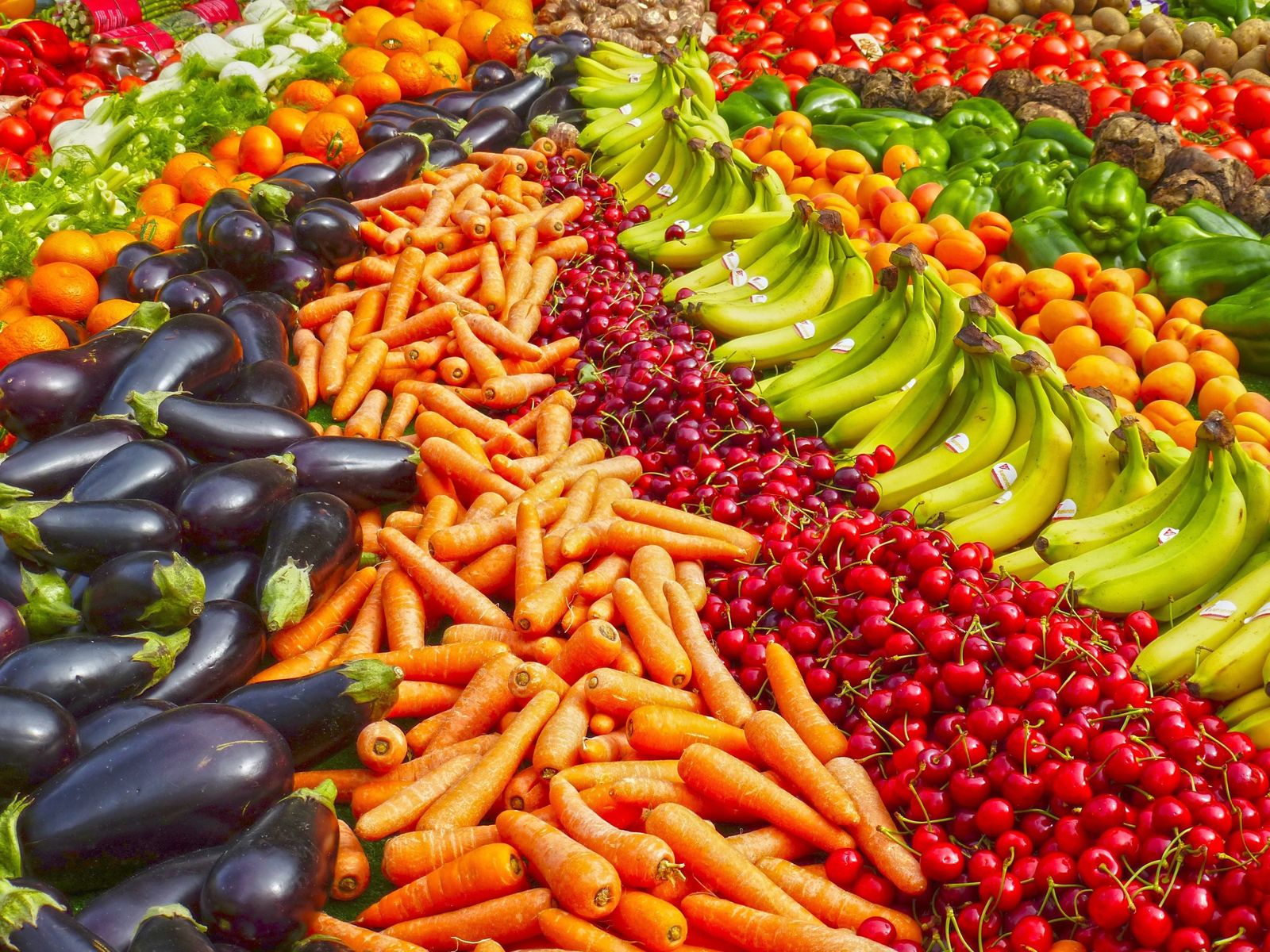 Frutas y verduras en un supermercado. Foto de archivo