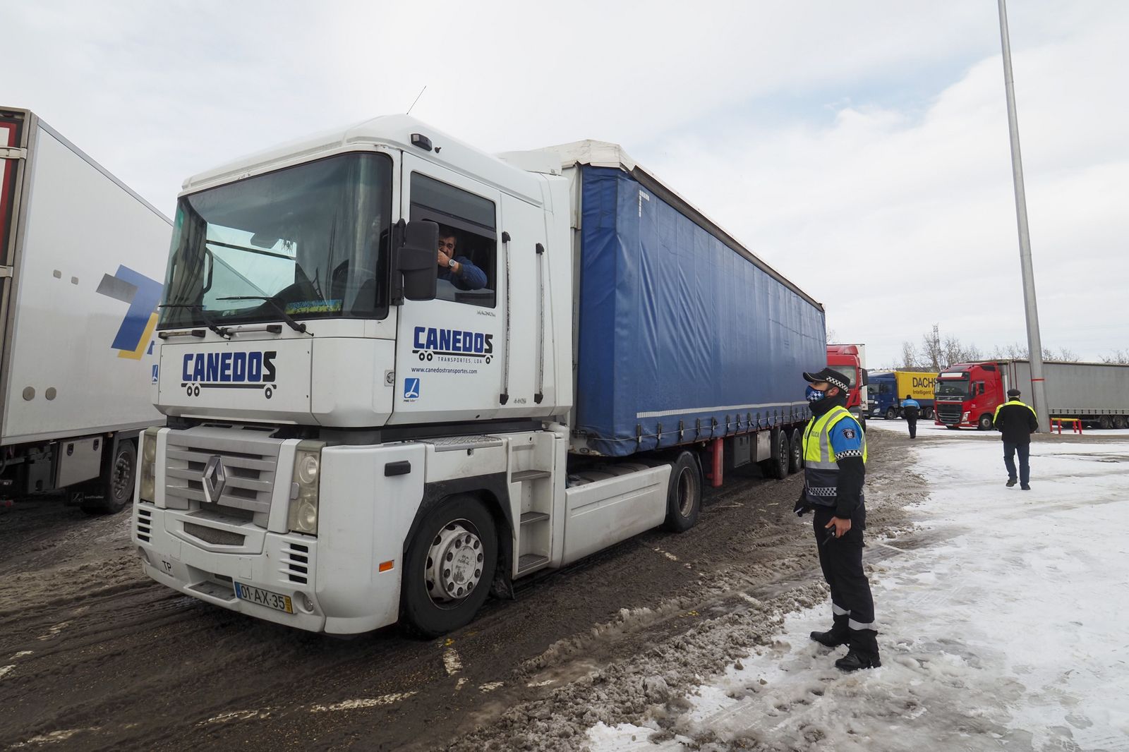 Transportistas realizando su trabajo durante la pasada borrasca Filomena en Castilla y León. | FOTO: ICAL