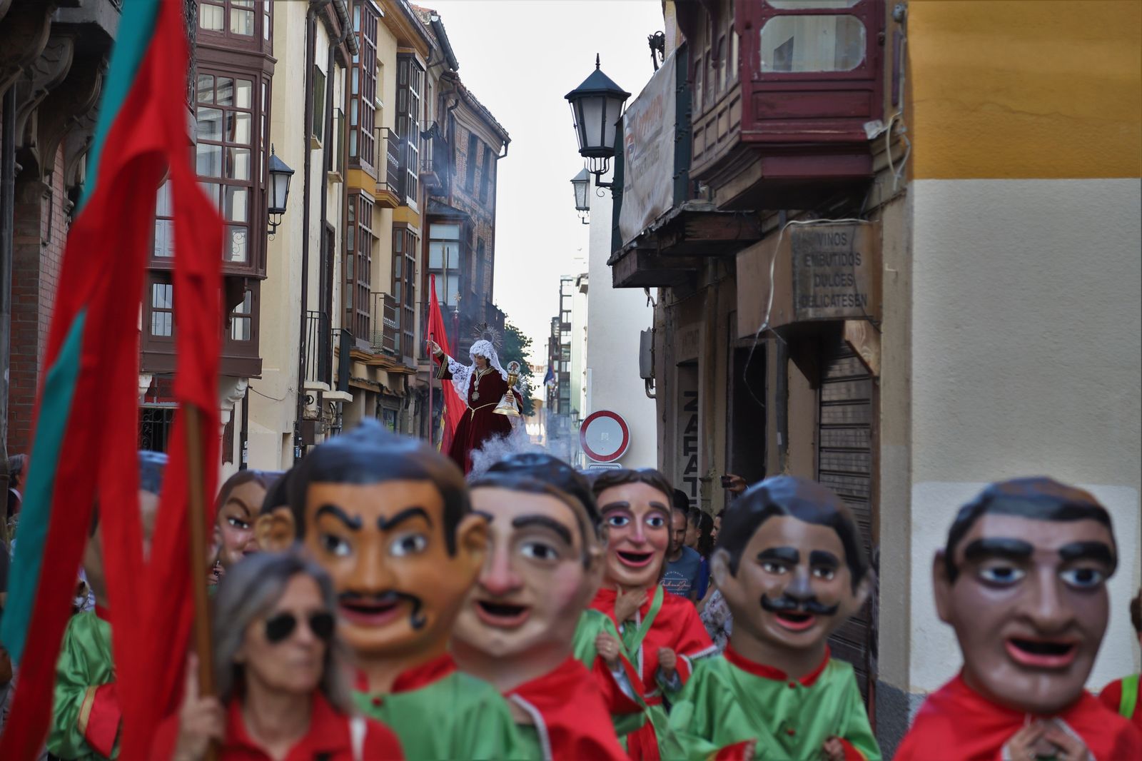 Imagen de la Tarasca por las calles de Zamora