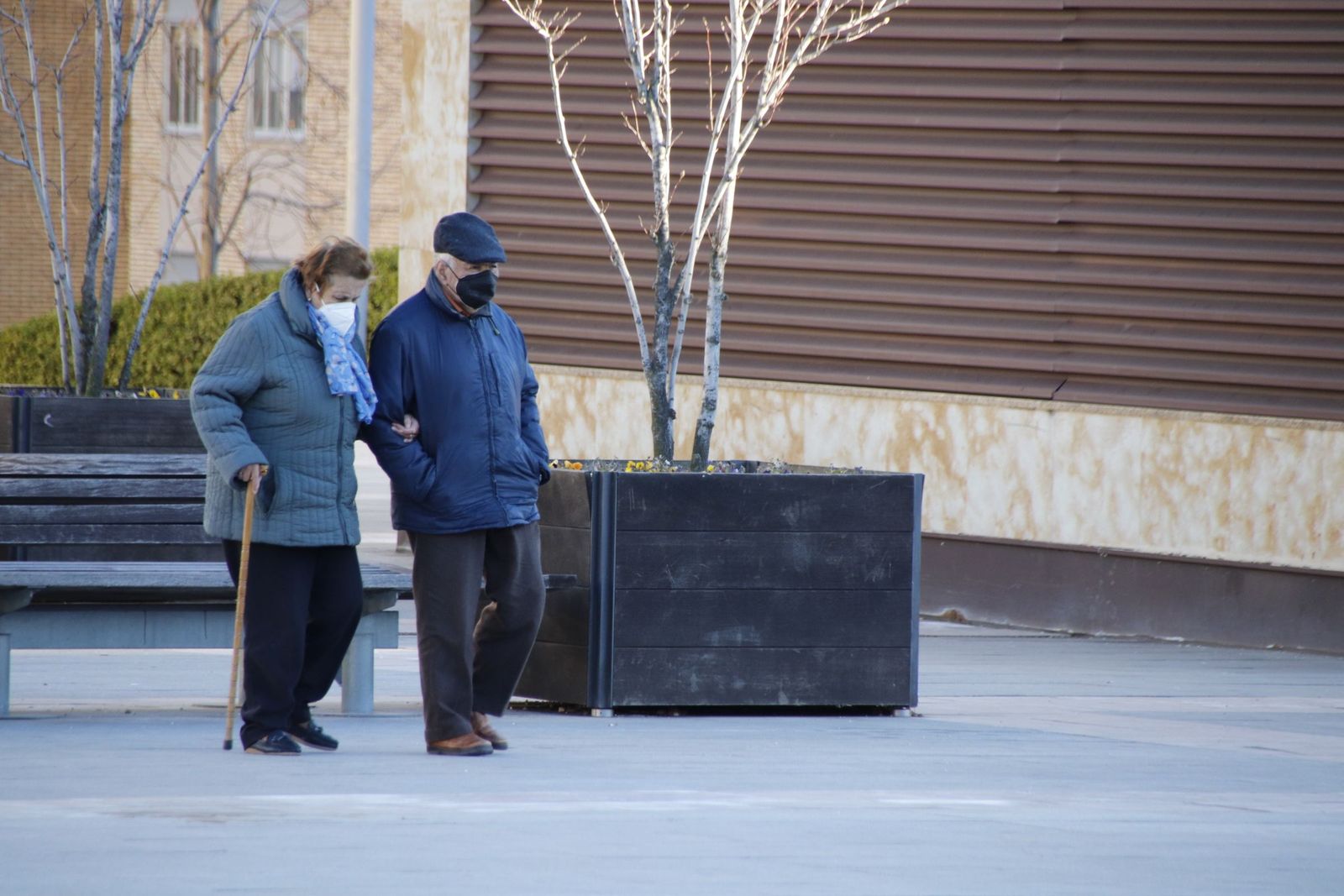 Gente por las calles de Salmanca en invierno
