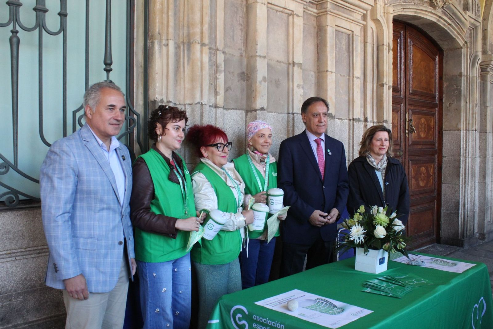 El alcalde de Salamanca, Carlos García Carbayo, junto al presidente de la Asociación Española contra el Cáncer en Salamanca, Ángel Losada, participa en el Día de la Cuestación 2025 El alcalde de Salamanca, Carlos García Carbayo, junto al presidente de la Asociación Española contra el Cáncer en Salamanca, Ángel Losada, participa en el Día de la Cuestación 2025