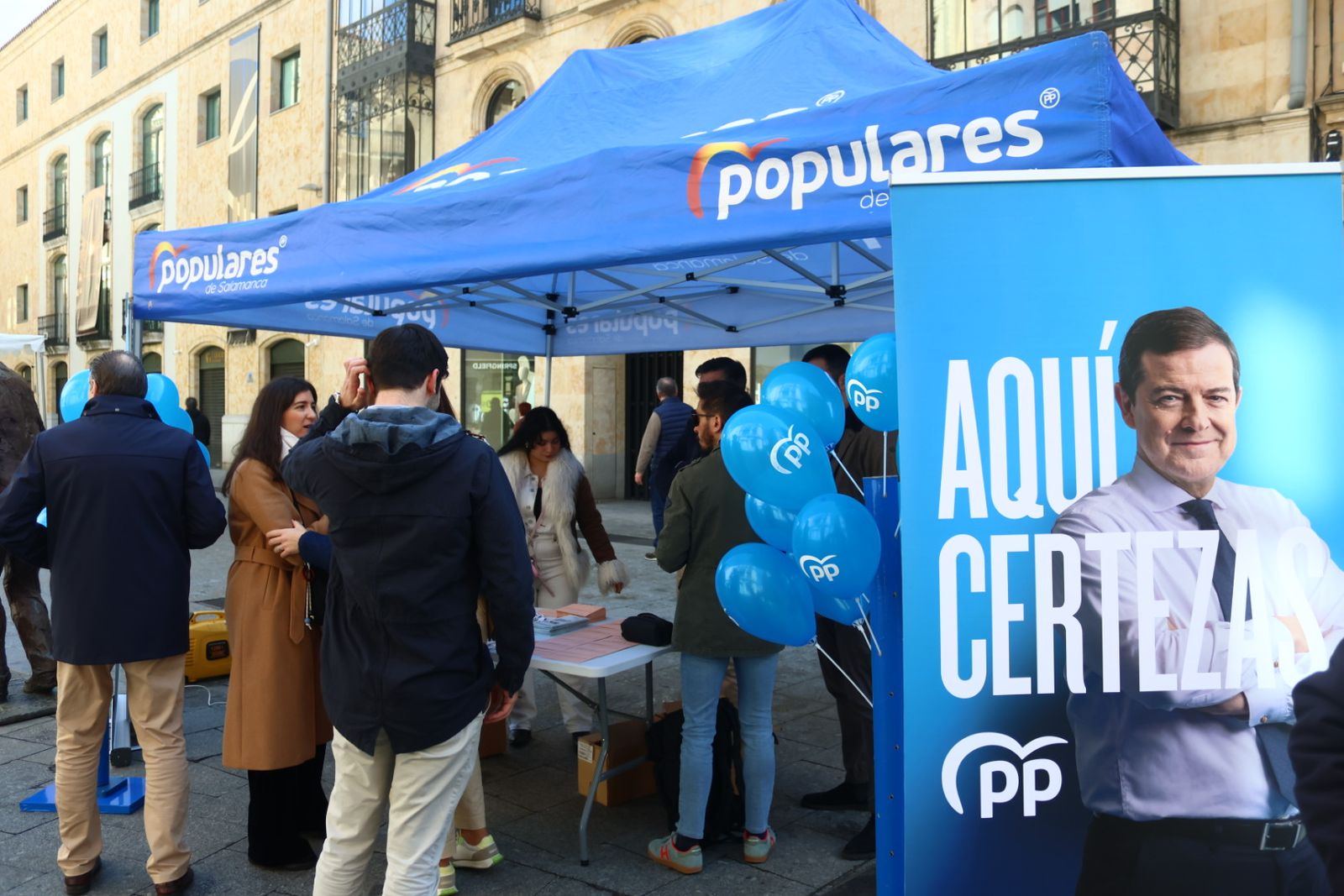 Carlos García Carbayo junto a miembros de la candidatura a las cortes de Castilla y León