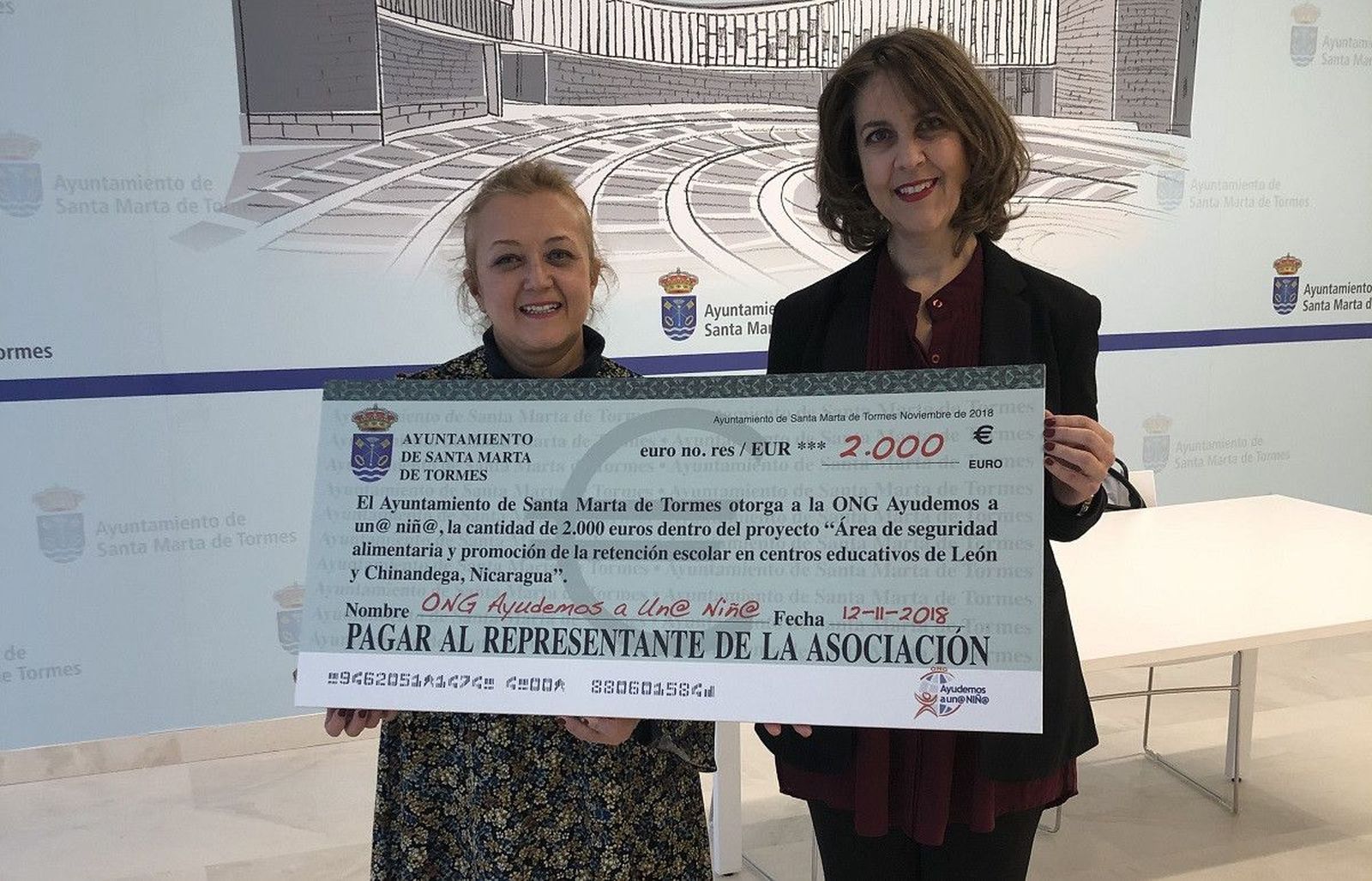 Entrega cheque Ayudemos un Niño red