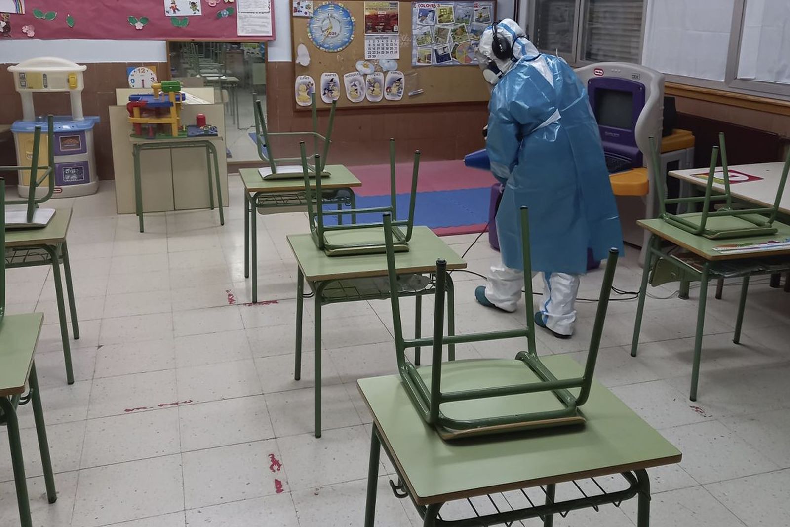 Tareas de desinfección por el covid en el colegio de Cantalapiedra