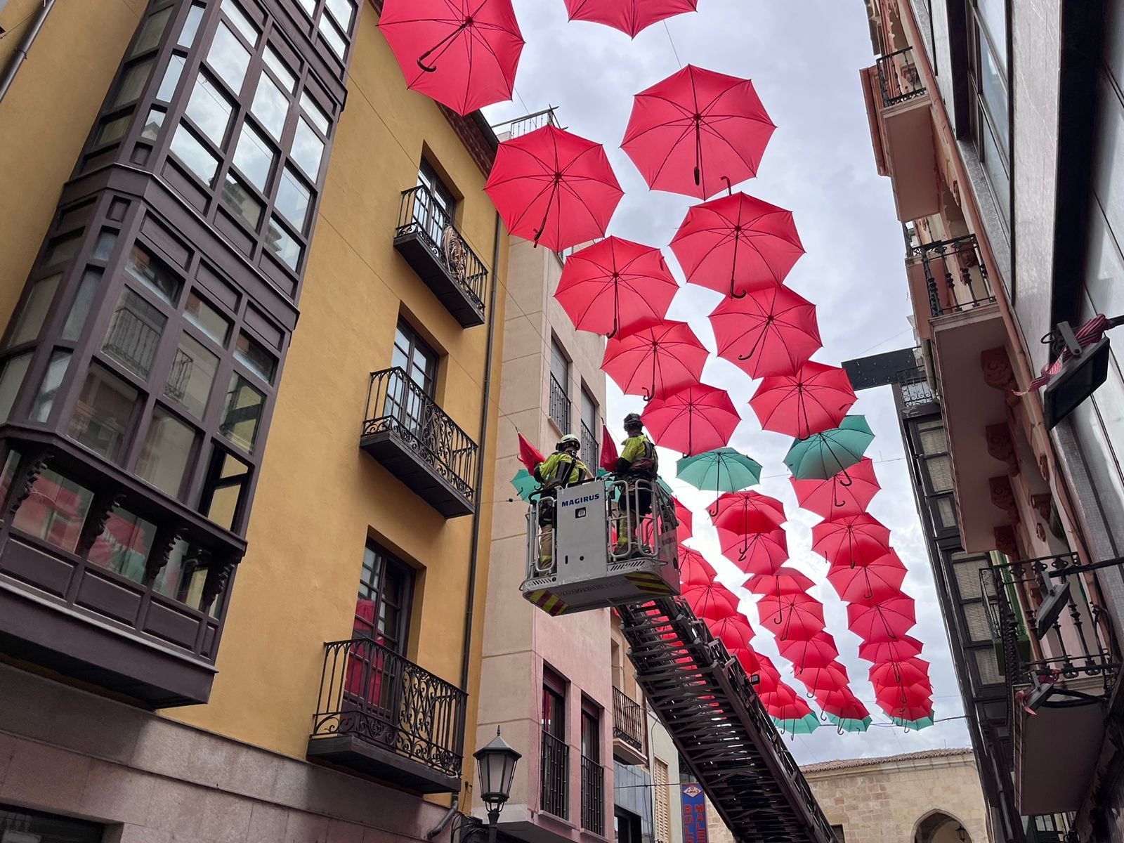 Los bomberos decoran la calle Renova de Zamora con paraguas. San Pedro 2024. Archivo