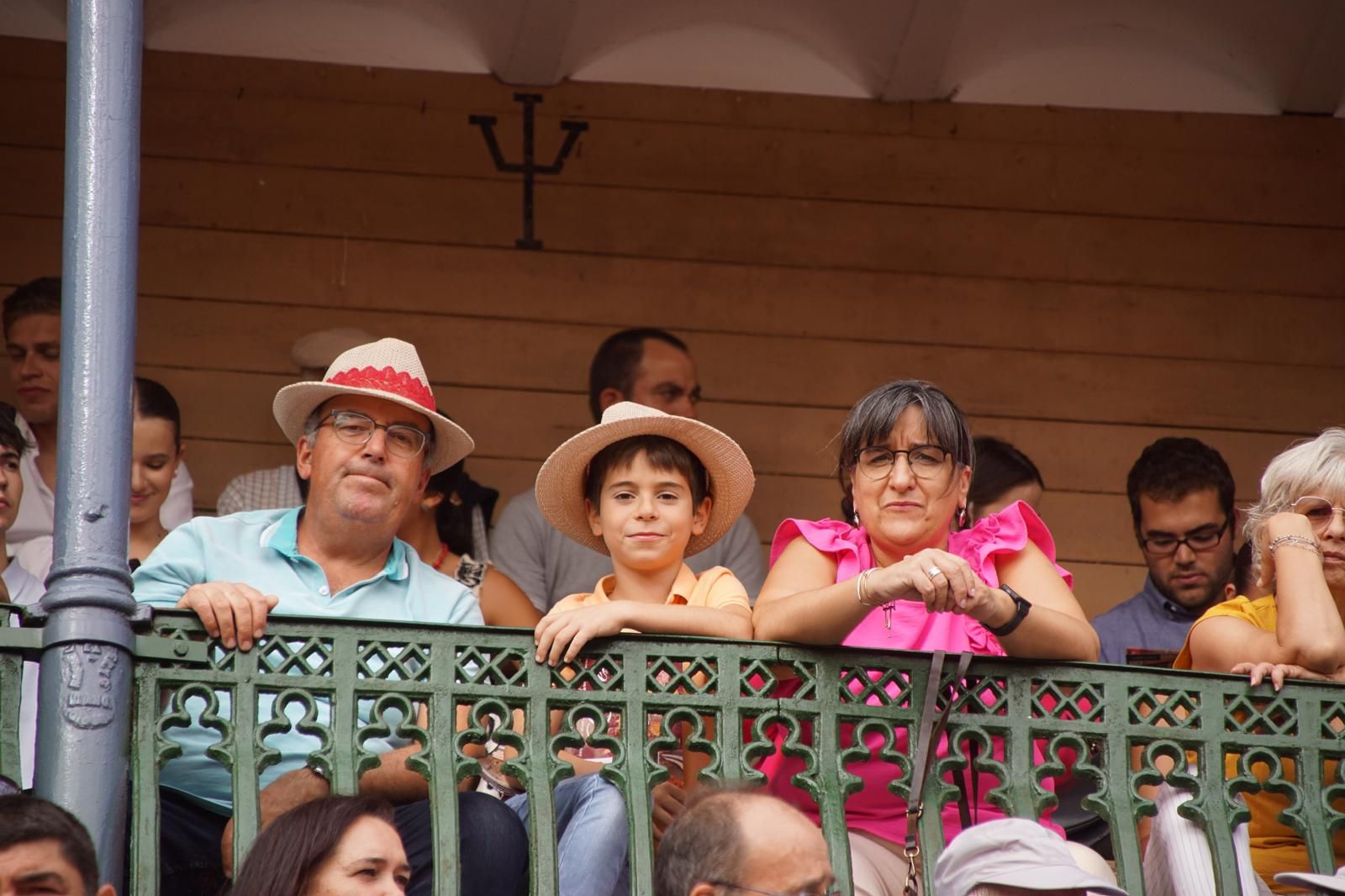 Expectación por ver los caballos de rejoneo en La Glorieta: imágenes del ambiente en los tendidos y en el patio de cuadrillas