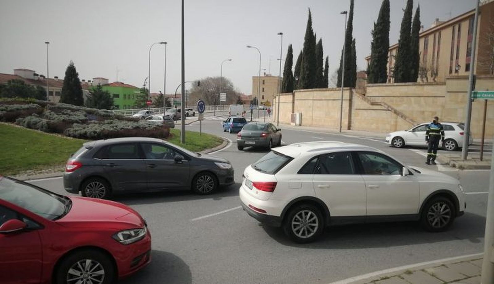 Otro de los agentes dirigiendo el tráfico en la incorporación de Cordel de Merinas a la glorieta de Brujas