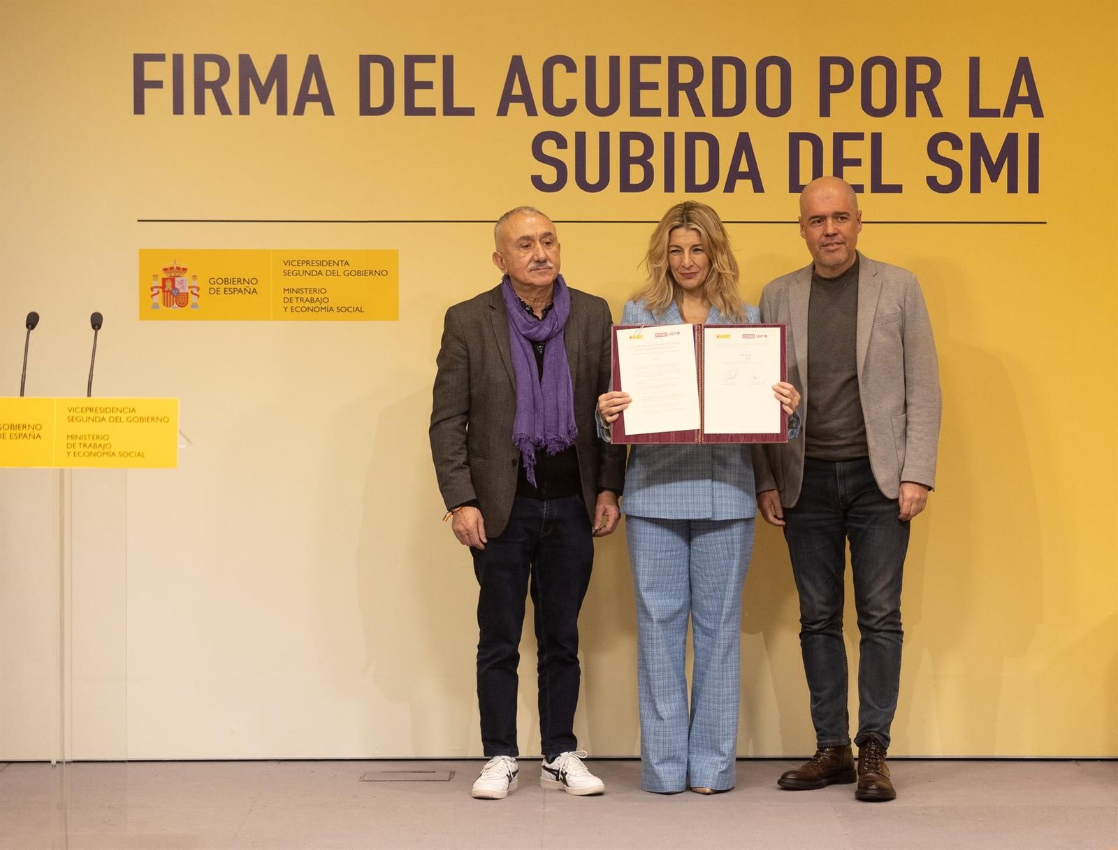 La vicepresidenta segunda del Gobierno y ministra de Trabajo y Economía Social, Yolanda Díaz (c), junto a los secretarios generales de CCOO, Unai Sordo (d), y de UGT, Pepe Álvarez (i), durante la firma del acuerdo pa