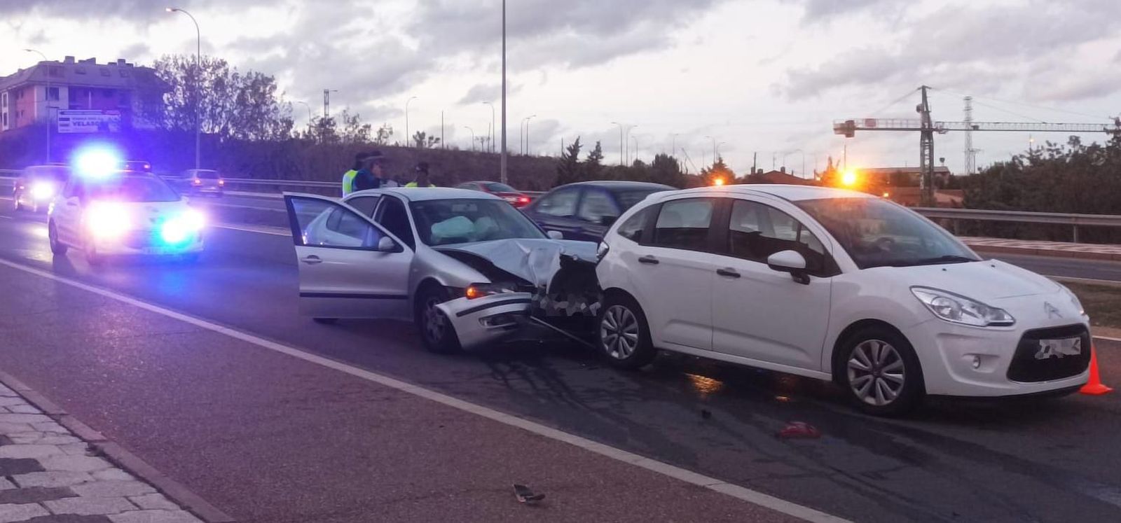 Una colisión entre dos turismos obliga a cortar un carril en Cardenal Cisneros