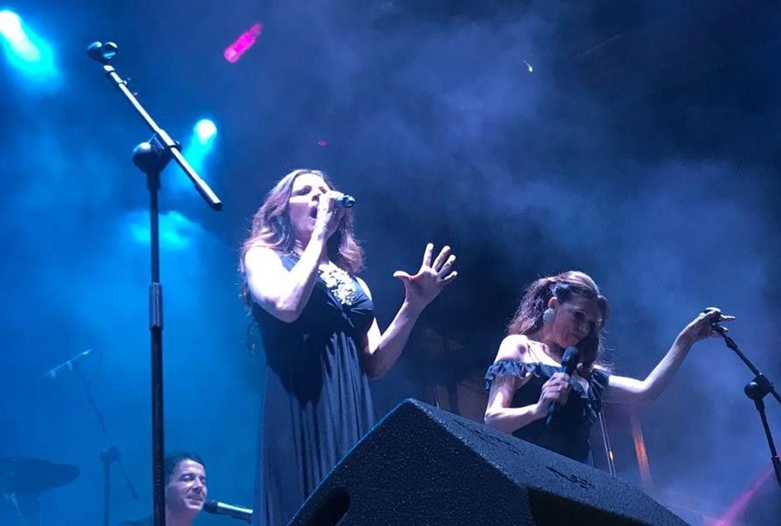 Azúcar Moreno en una actuación en Fuentesaúco. Archivo