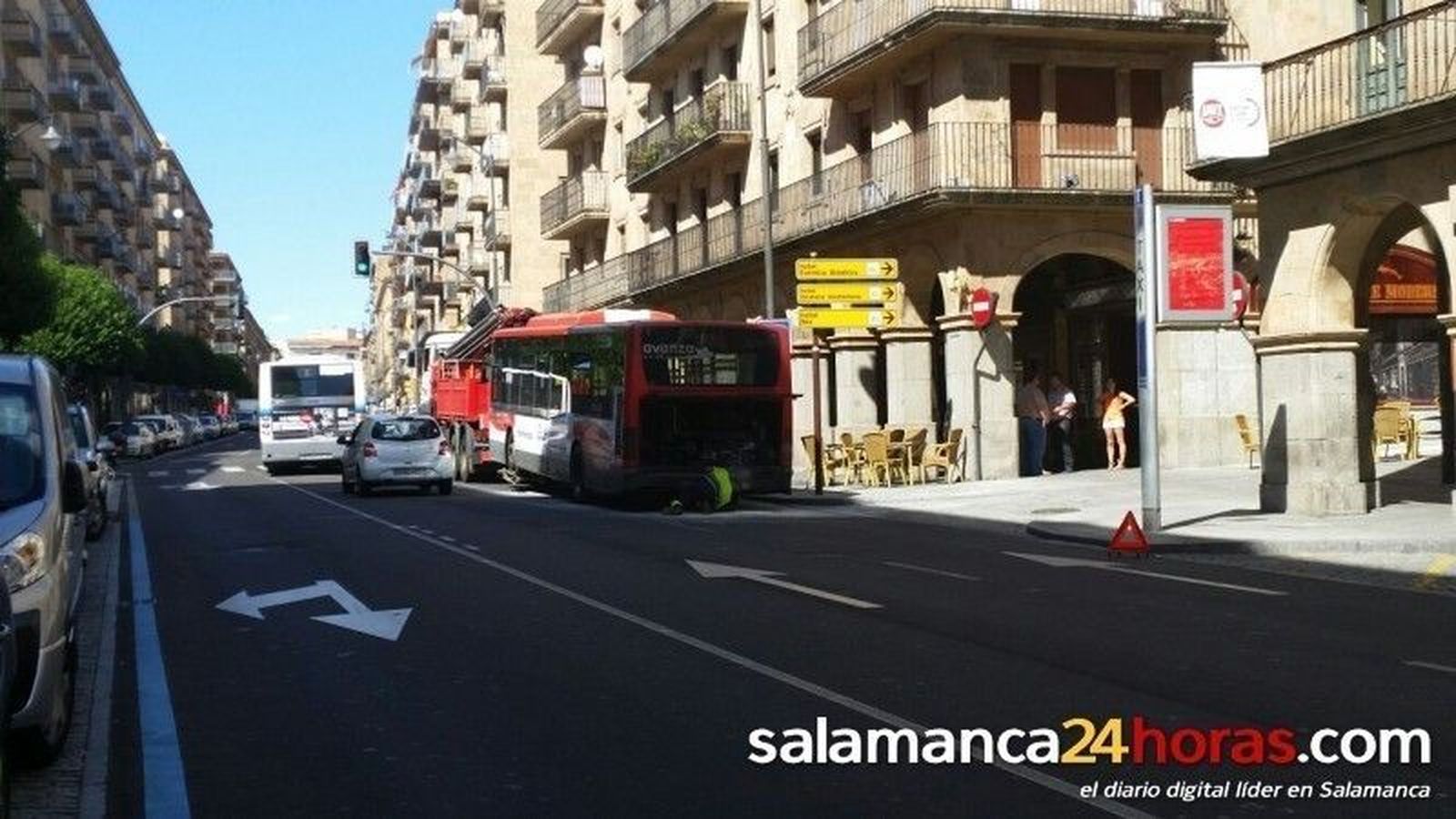Autobús ardiendo en la Gran Vía
