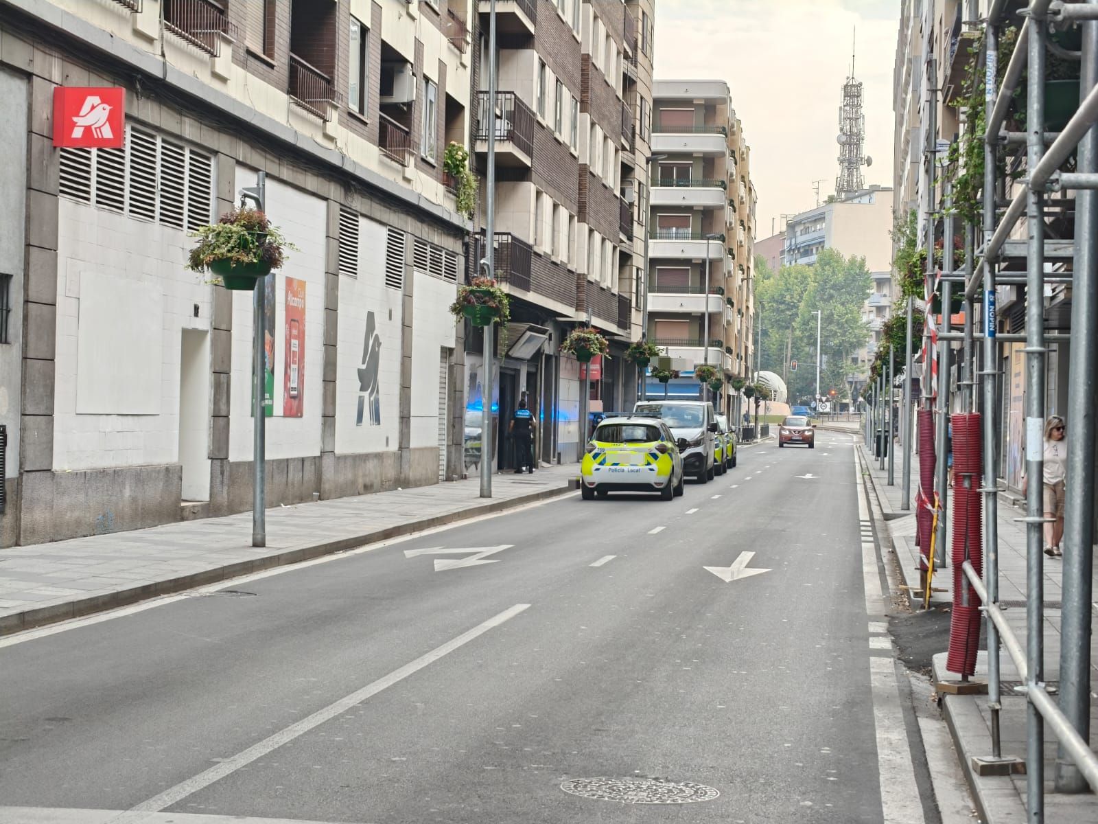 Presencia de la Policía Local en un establecimiento de Álvaro Gil